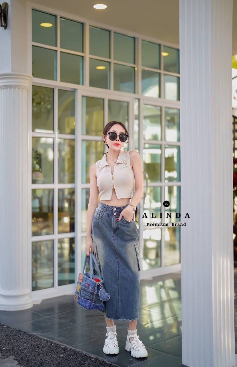 ชุดเซ็ทงานตามหาเข้าแล้วนะคะ มันสวย มันจึ้งงมากค่ะชุดนี้ ตัวเสื้อเป็นเสื้อแขนกุดคอปกสีครีม ทรงครอป ซิปหน้ารูดได้ 2 ทาง จะใส่แบบเรียบร้อยดูน่ารักๆ หรือจะรูดขึ้นเพิ่มความเซ็กซี่ก็ได้หมด หัวซิปเป็นอะไหล่รูปหัวใจน่าร๊ากก ยังแต่งอะไหล่ช่วงคอปกเป็นน้องโบว์และหัว