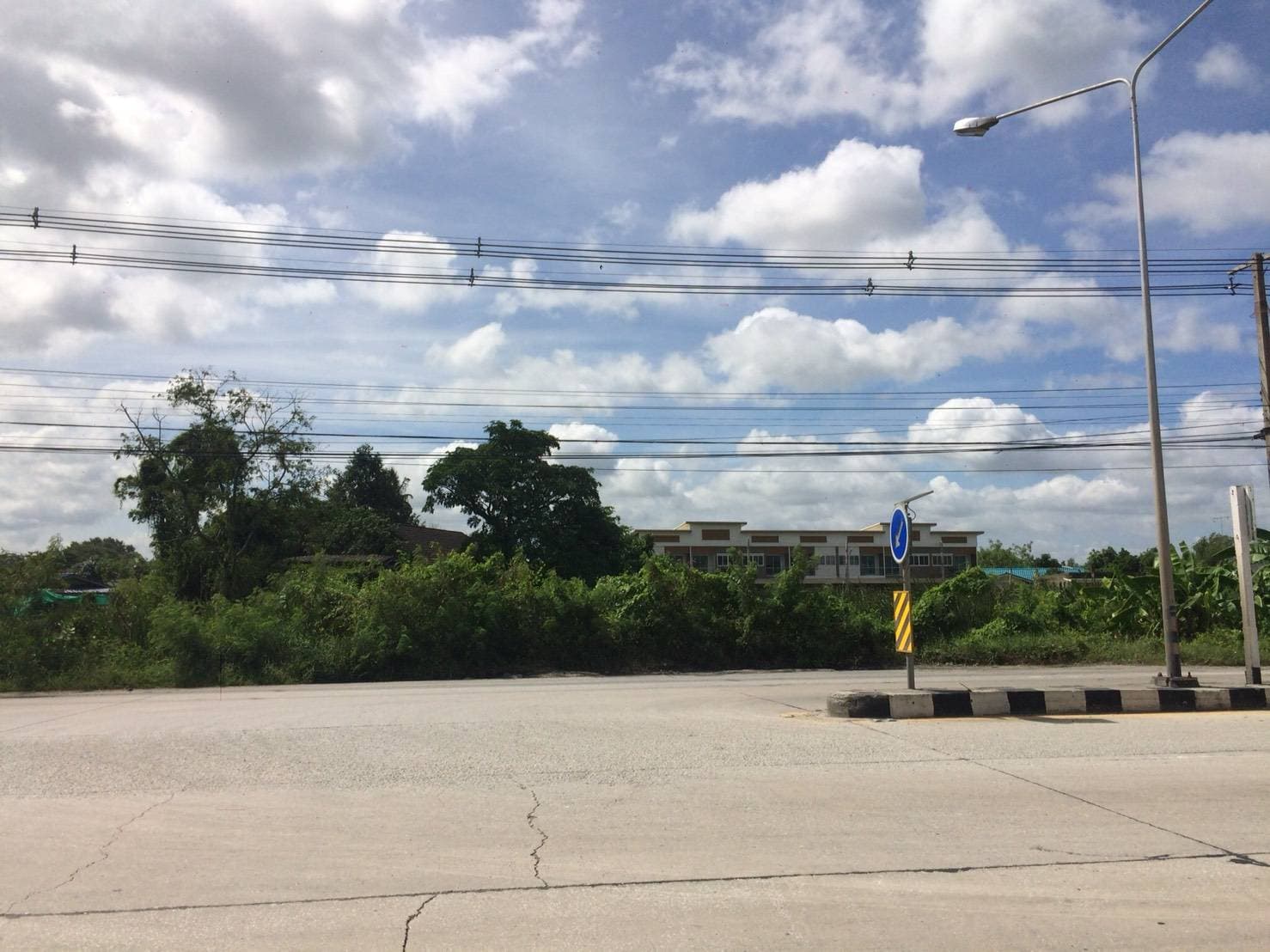 ขายที่ดินติดถนนใหญ่ศุขประยูรเหมาะแก่การทำธุรกิจพื้นที่กว้าง 2ไร่ 1งานหน้ากว้าง 55 เมตรห่างจากปั๊มพีที 134 ม. อ.พนัสนิคม จ.ชลบุรี