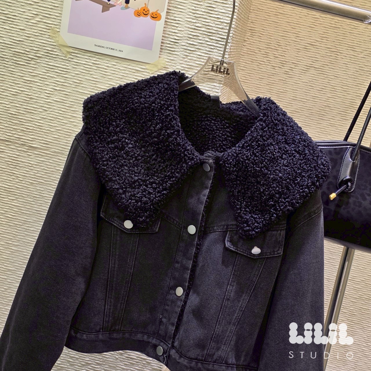 Denim Jacket🐨 แจ็คเก็ตผ้ายีนส์ปกใหญ่ ด้านในขนนุ่ม ดูมีสไตล์ ขนาดพอดีตัว อุ่นๆ กระเป๋าข้าง รุ่นนี้ขอบอกทริปไปเที่ยวได้ใส่แน่