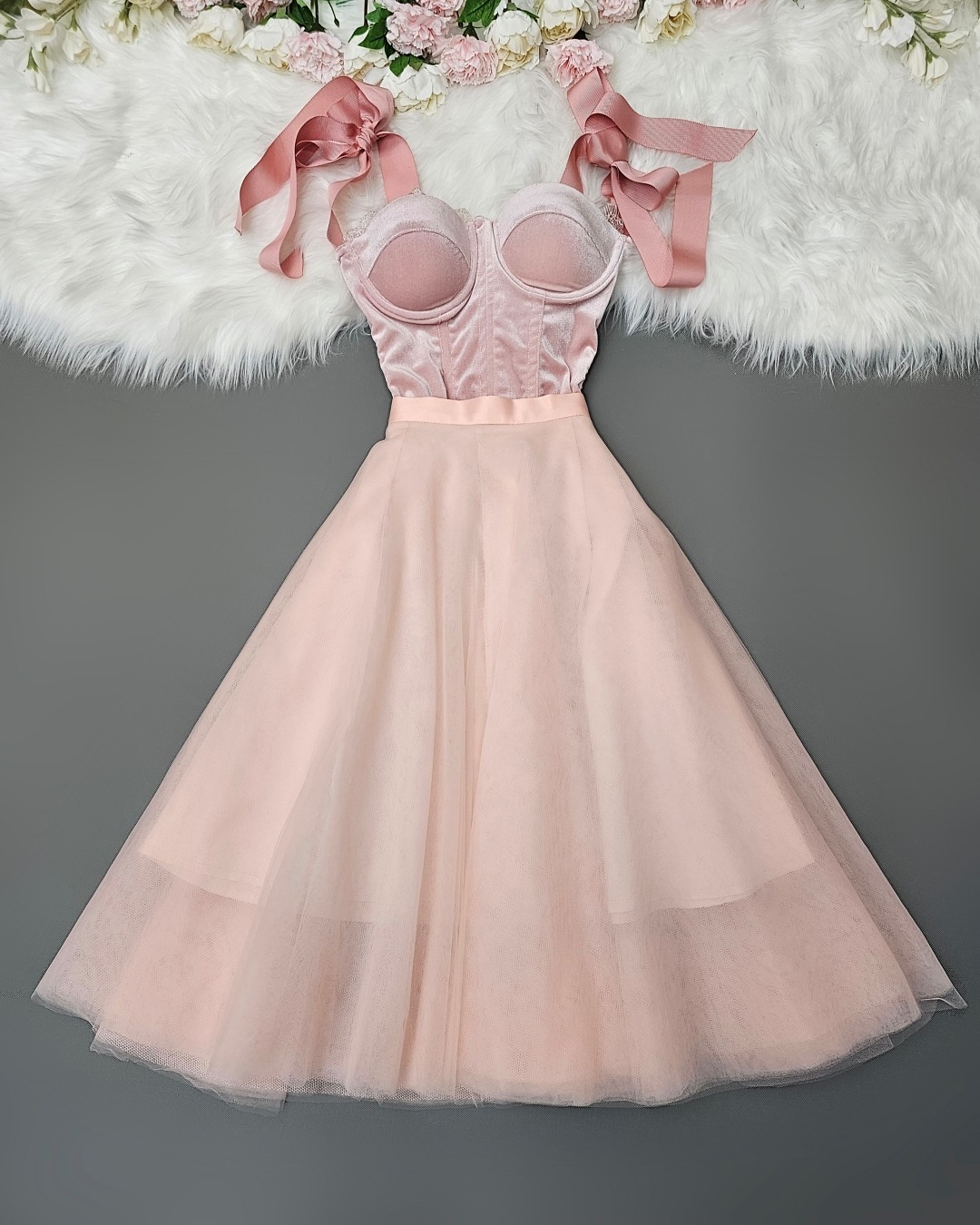 Tulle Circle Skirt Label : LUXE กระโปรงบานทรงวงกลม ด้านในมีโครงช่วยให้กระโปรงบานสวย ทำจากผ้าเน็ตซ้อนกันหลายชั้น แต่งขอบเอวด้วยผ้าเครปซาติน มีซิปซ่อนและซับในเต็มตัว แพทเทิร์นสว