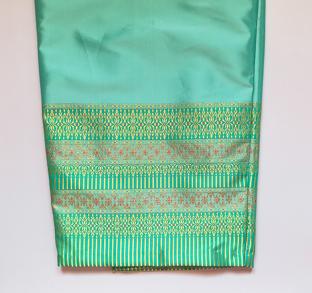 ผ้าถุงไหมสำเร็จรูป (สีฟ้า) งานตัดเย็บประณีต อัดผ้ากาวตามสีของผ้าถุง เนื้องานดีเกรด A (รอบเอว 30 นิ้ว)