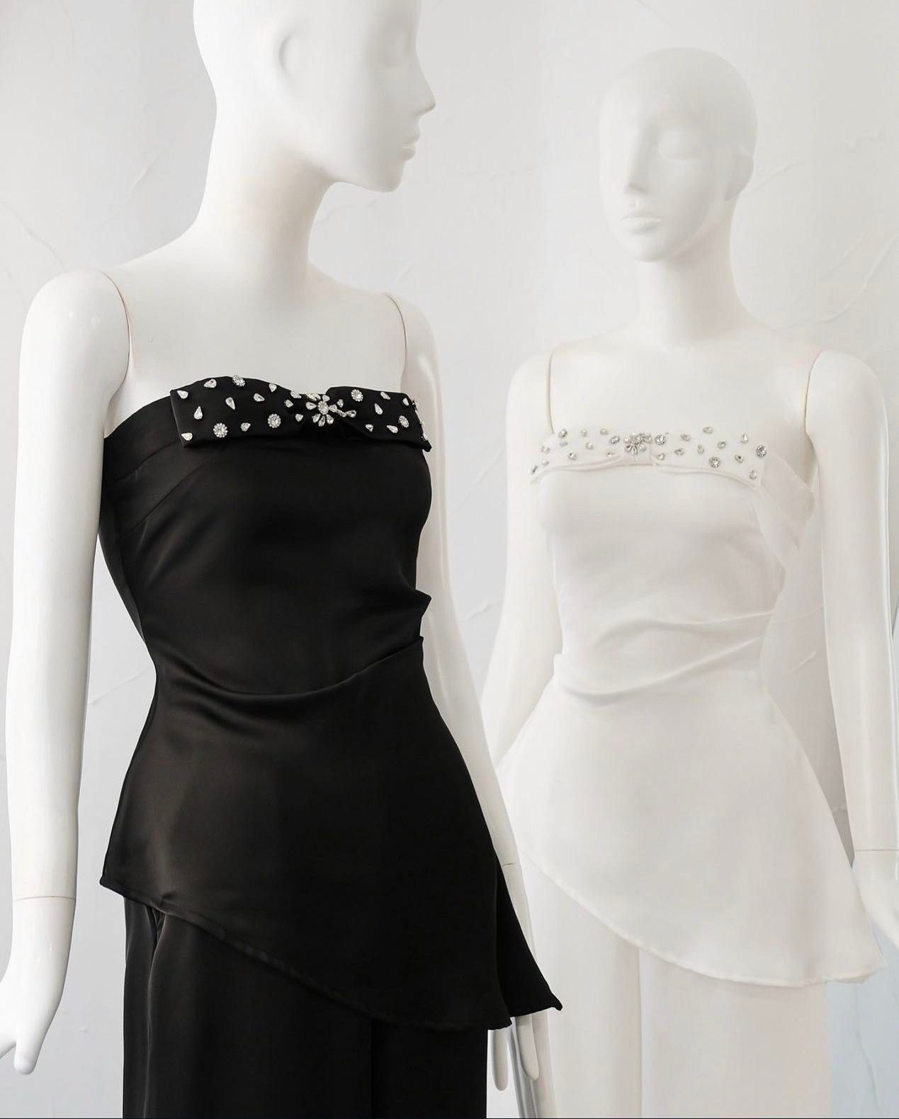 SET เสื้อแต่งเพชรที่หน้าอกสวยหรูมาก หน้าอกมีฟองน้ำ+ กับกางเกงขายาวสีดำ มีซิบด้านหลัง