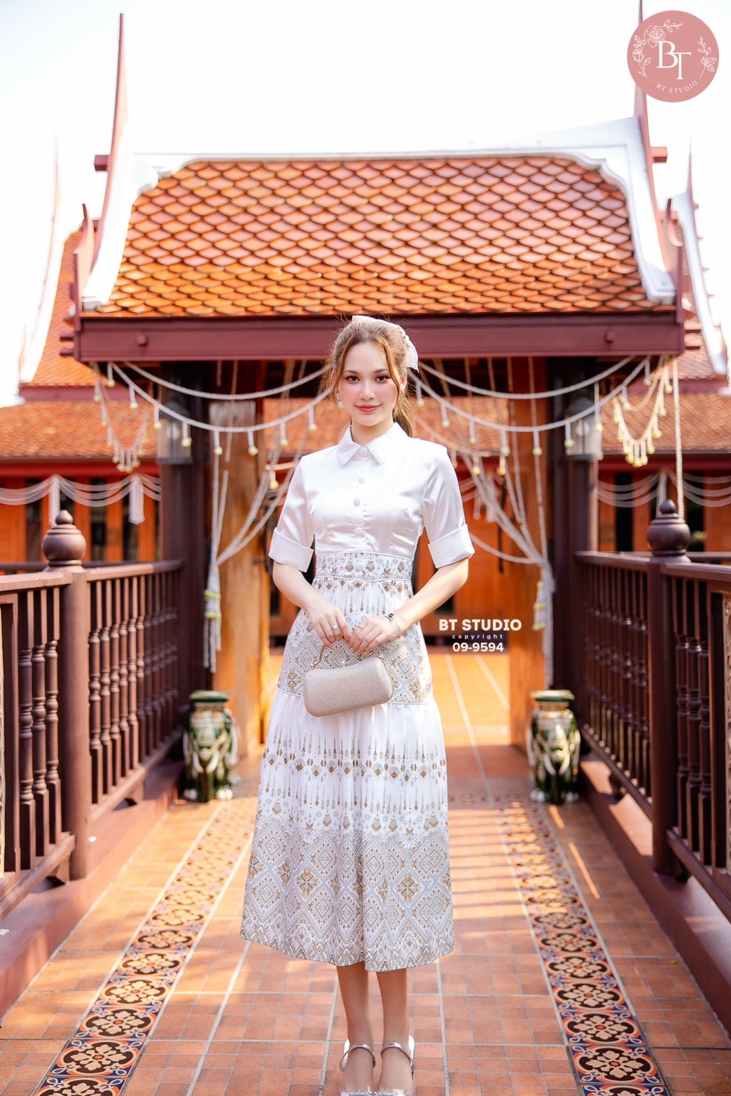 ชุดเดรสคอปกแต่งกระดุมหน้าหลอก ปลายแขนพับ ตัดต่อกุ้นสีขอบขาวสองชั้น ผ้าพื้นสลับงานผ้าพิมพ์ลายในตัวงานสวยเนื้อผ้าดี คัตติ๊งสวยมีซับในและมีซิปหลัง #เดรสออกงาน #ชุดผ้าไทยประยุกต์ #งานป้ายบีที #btstudio