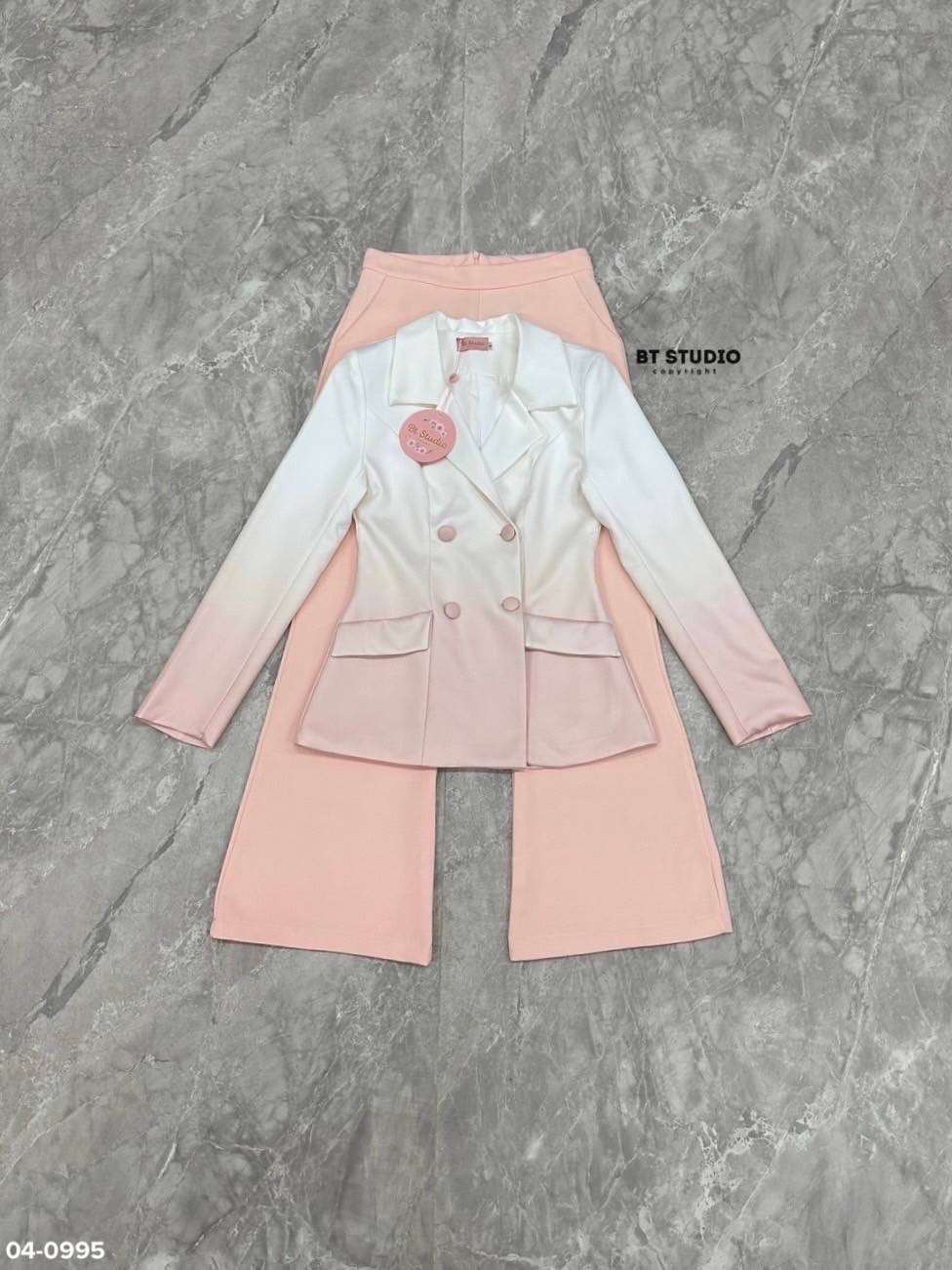 เซท 3 ชิ้น เสื้อเบเซอร์แขนยาวคอปกแต่งไล่สีจากสีพื้นไปอีกสี แต่งกระดุม 4 เม็ด แมทซ์กับกางเกงขายาวกระเป๋าใช้งานได้จริง งานสวยเนื้อผ้าดี มีซับใน ชุดนี้ luxury คร้าา