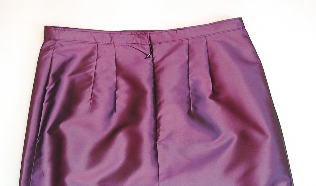 ผ้าถุงไหมสำเร็จรูป (สีม่วง) งานตัดเย็บประณีต อัดผ้ากาวตามสีของผ้าถุง เนื้องานดีเกรด A (รอบเอว 30 นิ้ว)