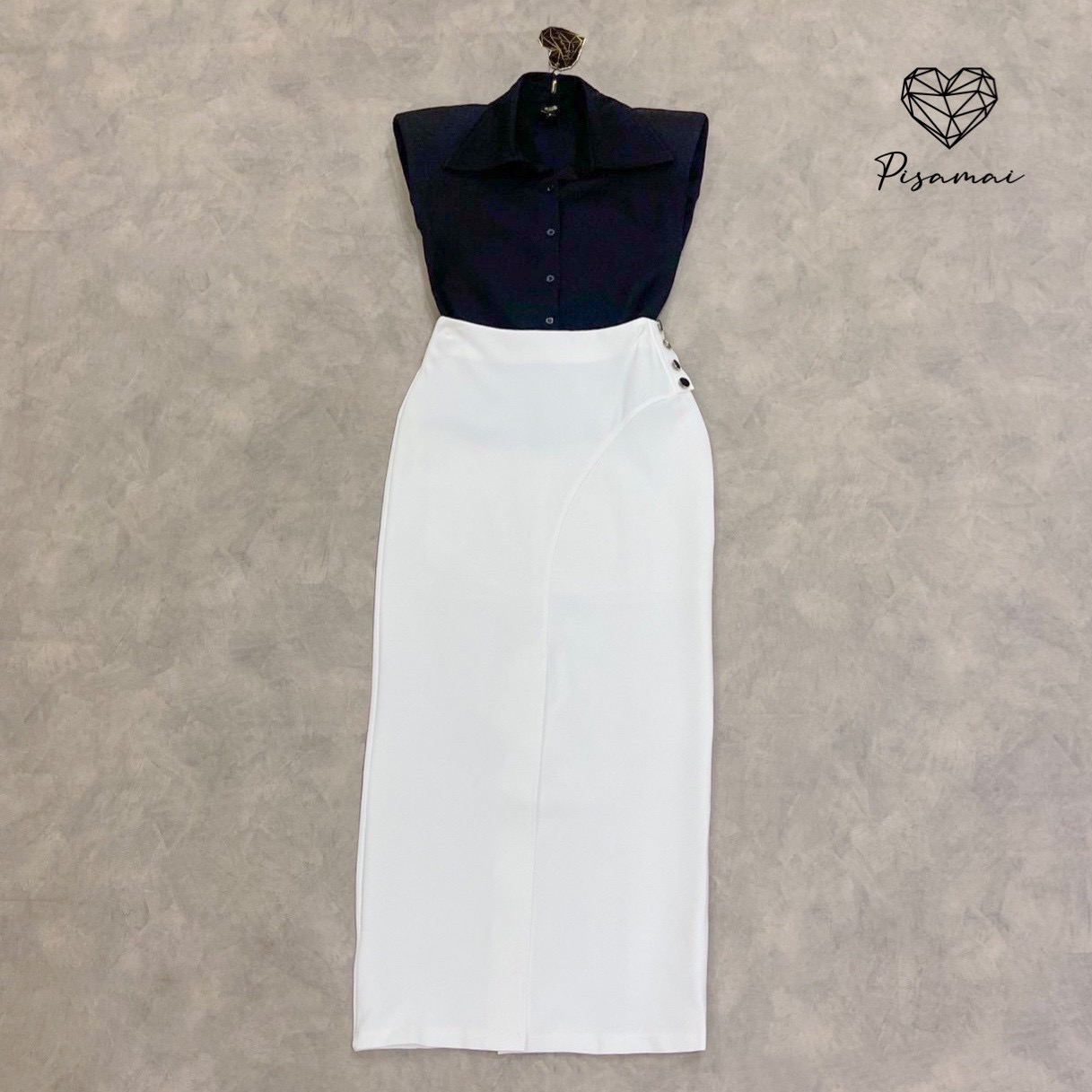 เซ็ตเสื้อกล้ามคอปกเชิ้ตสีดำเสริมบ่าฟองน้ำ มาคู่กับกระโปรงเอวสูงสีขาวผ่าหน้า classy สุดๆ ใส่vacayถ่ายรูปกับแก๊งค์เพื่อนๆไม่มีผิดหวังเลยค่า