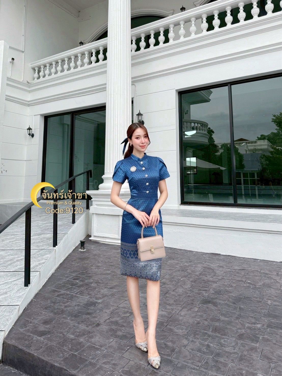 เดรสผ้าไทยสีกรม ทรงสวย มีซับในอย่างดี มีซิบด้านหลัง มีเข็มกลัดติดที่หน้าอก ถอดออกได้ มีโบสีกรมติดผม ใส่เข้าชุด ด้านหลังมีผ่าด้านล่างกระโปรงให้ใส่ง่าย จะใส่ไปงาน งานบวช งานแต่ง ใส่ทำงาน ไม่ใช่ผ้าพิมพ์ลาย สวยเก๋ดูดีมาก ห้ามพลาดเลยค่