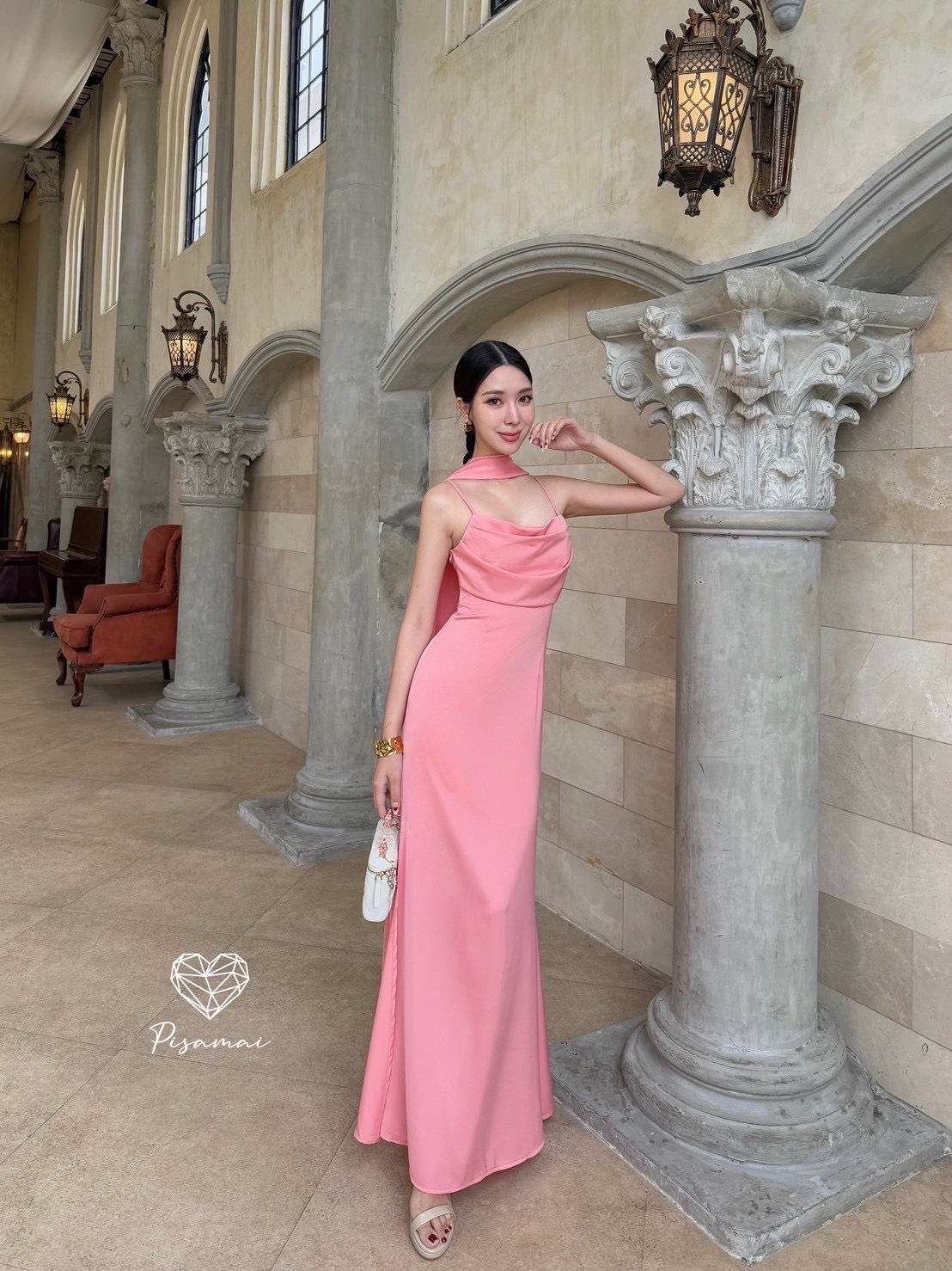 เดรสสายเดี่ยวอกย่นสีชมพูตัวยาว มาพร้อมโชกเกอร์ผ้าคาดคอผืนยาวใส่สวยมากกกก ราคานี้มือต้องไวเลยค่า รุ่นนี้ใส่สวย