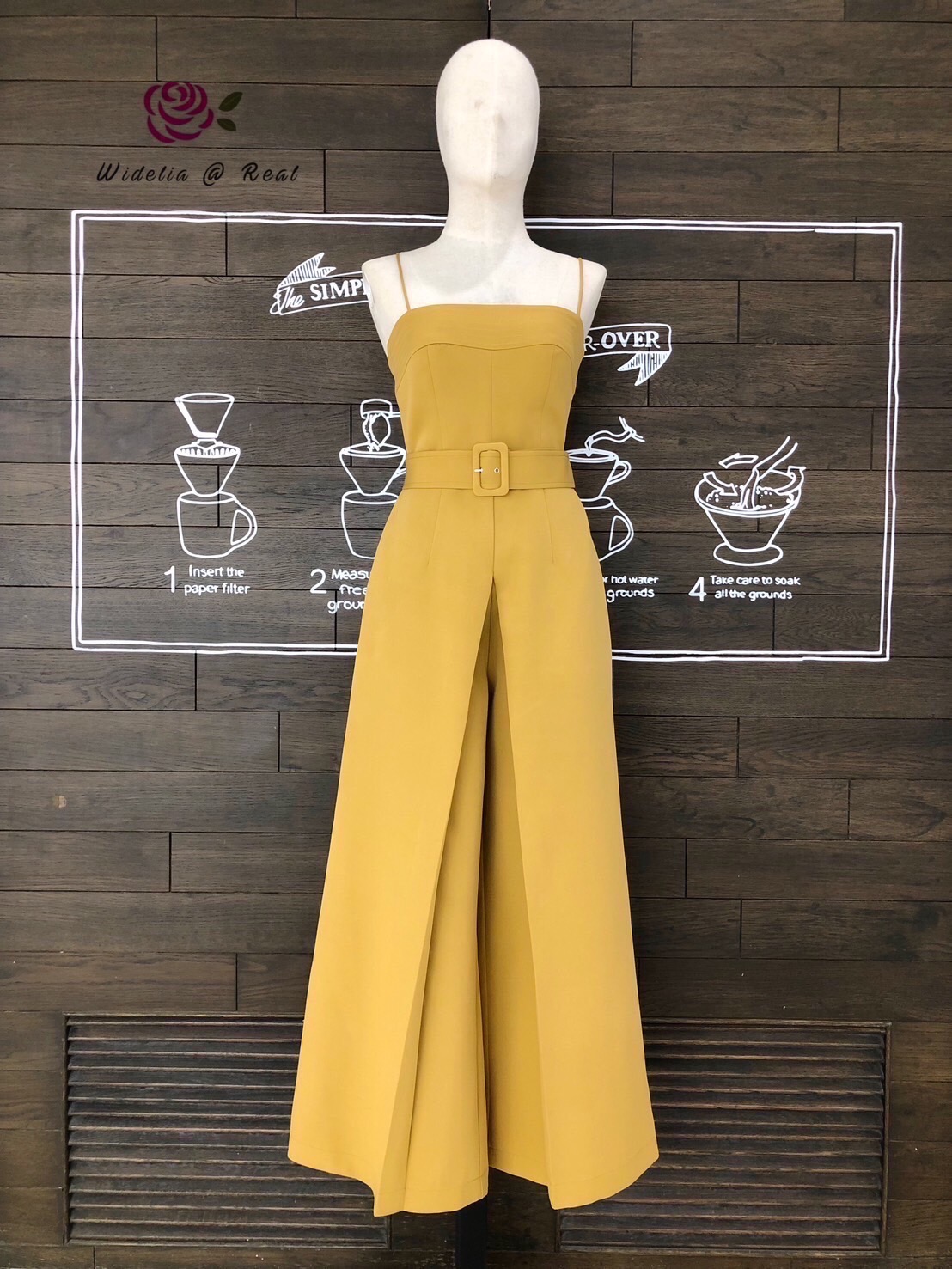 Jumpsuit จั้มสูทสายเดี่ยวขายาว อกมีฟองน้ำ มีเข็มขัด 1 เส้น ช่วงกางเกงเย็บจีบ ซิปหลัง เนื้อผ้าอย่างดีมีน้ำหนัก งานคัตติ้งเนี๊ยบเป๊ะ