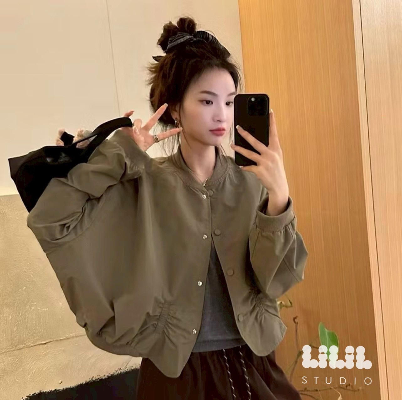 แจ็คเก็ตครอปทรงบอมเบอร์ ดีไซน์มินิมอล เนื้อผ้าพรีเมียมนุ่มเบา จะเท่ก็ได้ หวานก็ดีค่ะ