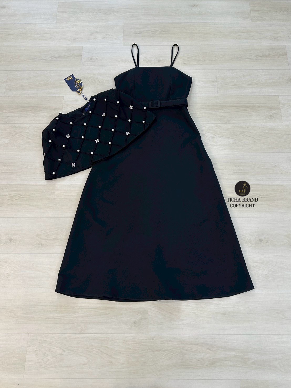 Ticha : Set 2 ชิ้น Maxi เดรสเดี่ยวสีดำ อกเสริมฟองน้ำ ซิปหลังช่อนอย่างดี อกเอวเข้ารูป ตัวกระโปรงบานออกเล็กน้อย มีชับใน เพิ่มความหรู ดูแพง ด้วยเสื้อคลุมไหล่ ดีเทลเดินตะเข็บนู้นๆออกมาเป็นตาราง แต่งเพชรและนุขสลับกัน มีกระดุมหลังมาพร้อมเข้มขัดผ้าสีเดียวกับชุด
