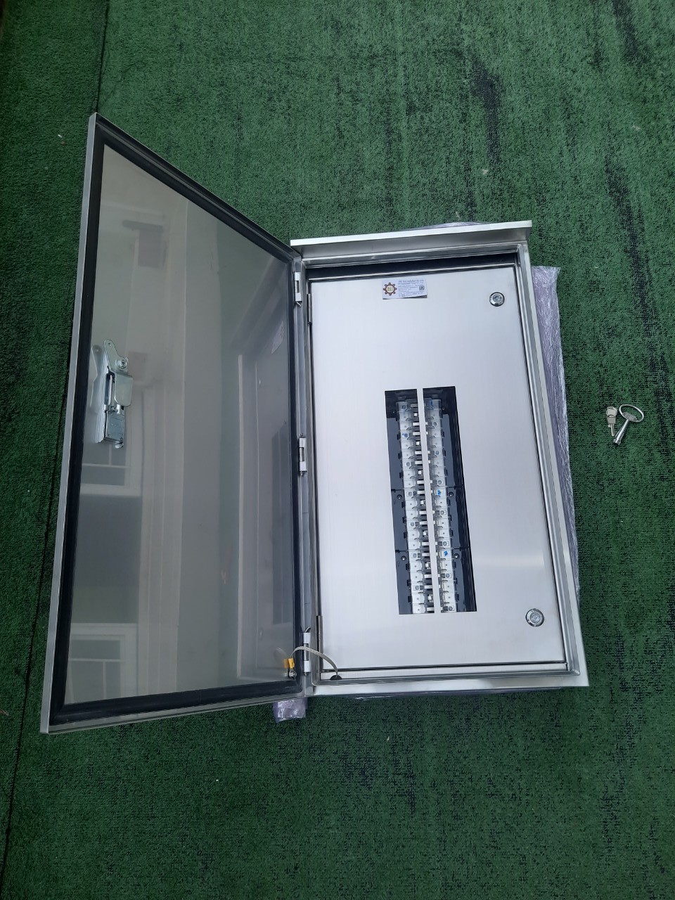 Main LUG 100A ตู้สแตนเลส 304 มีหลังคาสโลป W450xH800xD152mm. (42ช่อง)