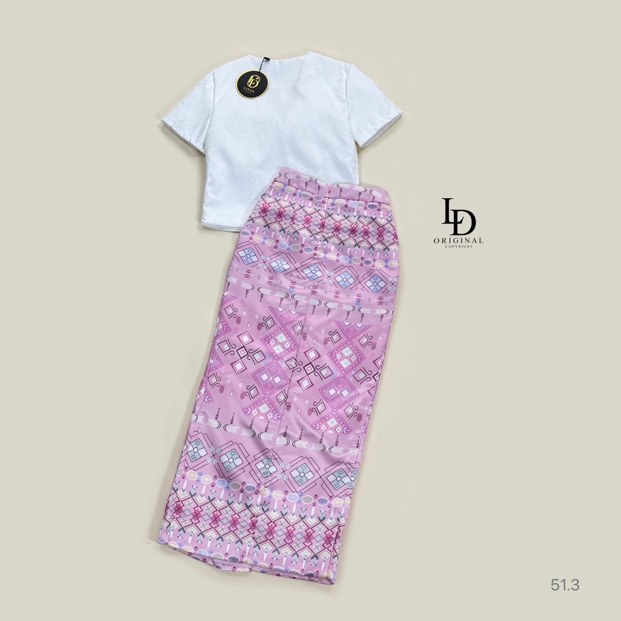 เซตเสื้อลูกไม้ขอบปกมีดอกไม้ในตัวมาคู่กับผ้าถุงพิมพ์ลายสำเร็จรูปยาวกำลังดีจะใส่แบบซับในก็ได้หรือใส่แบบปล่อยก็ได้แล้วแต่สะดวกสวยทั้งสอง #ชุดเพื่อนเจ้าสาว #ชุดออกงาน #ชุดดินเนอร์ #ชุดไปคาเฟ่ #ชุดทะเล #ชุดทำบุญ #ชุดใส่ไปวัด
