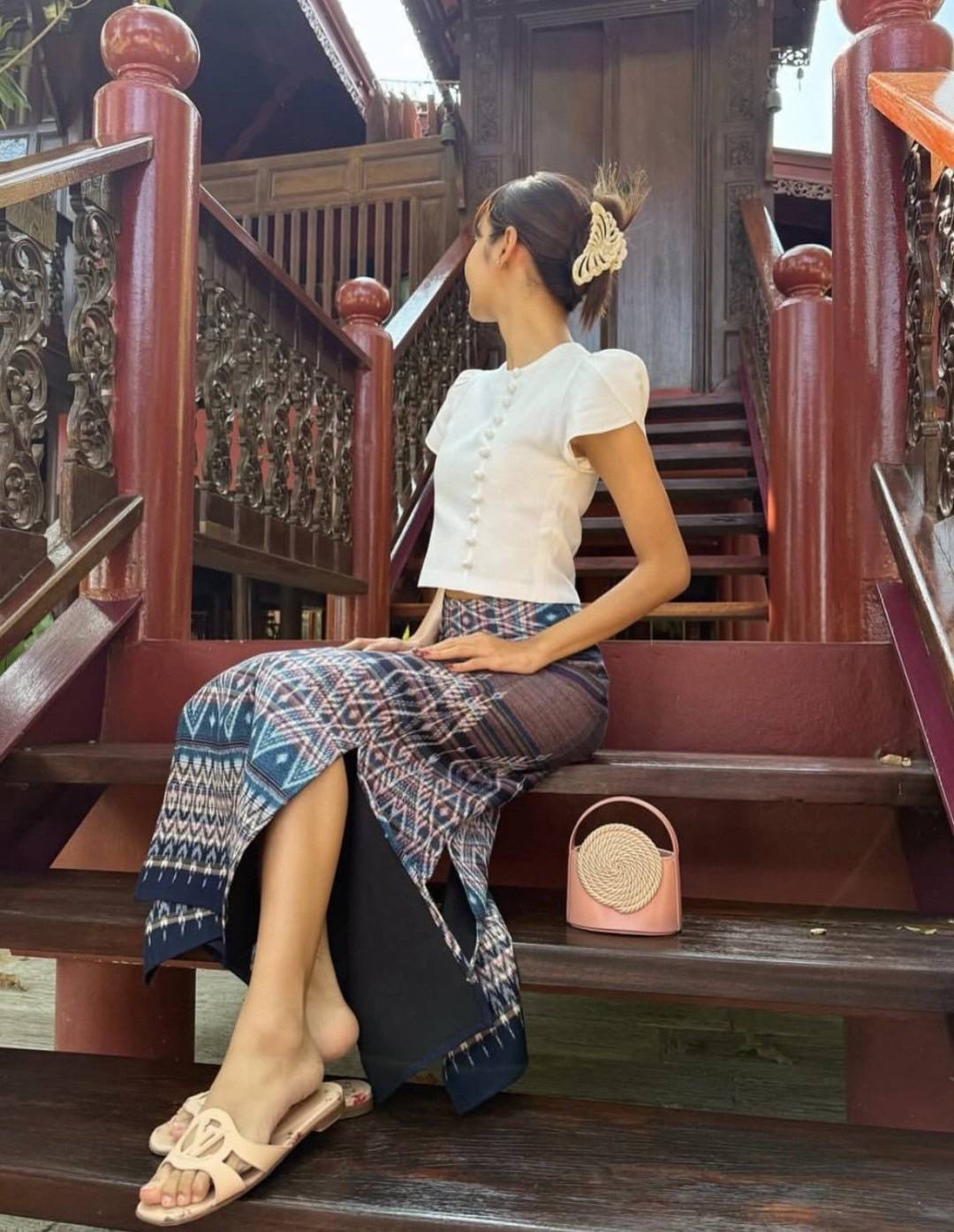 𝐍𝐞𝐰 𝐀𝐫𝐫𝐢𝐯𝐚𝐥𝐬 🎀 LALADA (ลลดา)🥰พร้อมส่งคอลผ้าไทย ลิซ่ามาแล้วค่ะ แบบใหม่ •Detail : set 2 ชิ้นเสื้อสีขาวแต่งกระดุมหน้า ซิปหลังตัดเย็บอย่างดีมีซับใน + กระโป