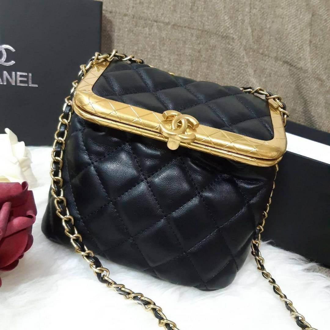 กระเป๋าสะพายไฮโซแบรนด์เนมชาแนลพรีเมี่ยมกิ๊ฟทรงกล่องสีดำอะไหล่ทอง Chanel Premiun gift CHANEL GWP COSMETIC CROSSBODY BAG