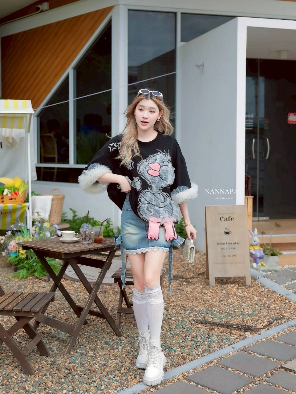 เสื้อ น้องเป็ดน้อยแก้มป่อง งานเสื้อเกรดพรีเมี่ยม ที่กำลังโซฮอตอยู่ตอนนี้นะคะ ดีเทล รายละเอียดอย่างจึ้ง ชอบความแขนใหญ่ แต่งระบายพองๆอย่างสวย ขาน้องเป็ดก็ทำถึงเกิ๊นน เก็บทุกเม็ดทุกรายละเอียด แม็ชได้ทั้งกระโปรง กางเกงเลยคะ น่ารักแบบมีเทสจริงๆ