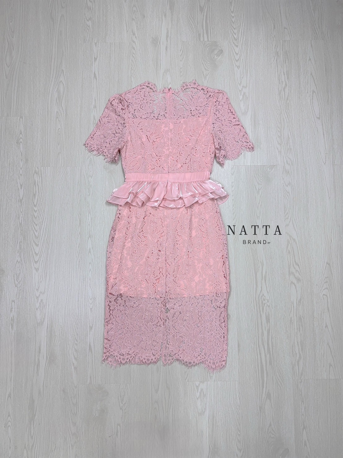 ชุดเดรสลูกไม้สีชมพู แต่งดีเทลผ้าระบายช่วงเอวมีความหวานมากขึ้น แต่งกระดุมหลอกด้ายหน้า ซิปซ้อนด้านหลัง มีผ้าซับในอย่างดีผ้าไม่บางค่ะ แหวกด้านหน้านิดหน่อย งานสวยมากกกก