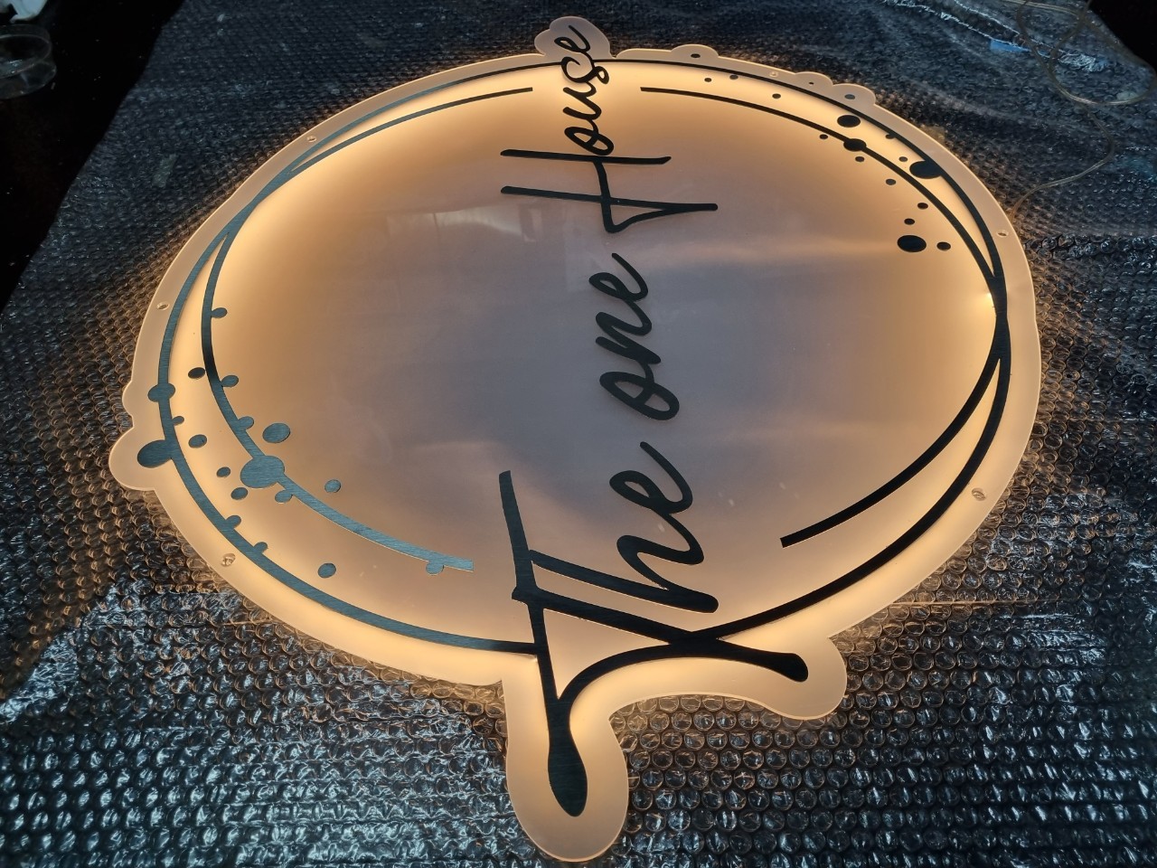 ป้ายไฟออกหลัง The one house