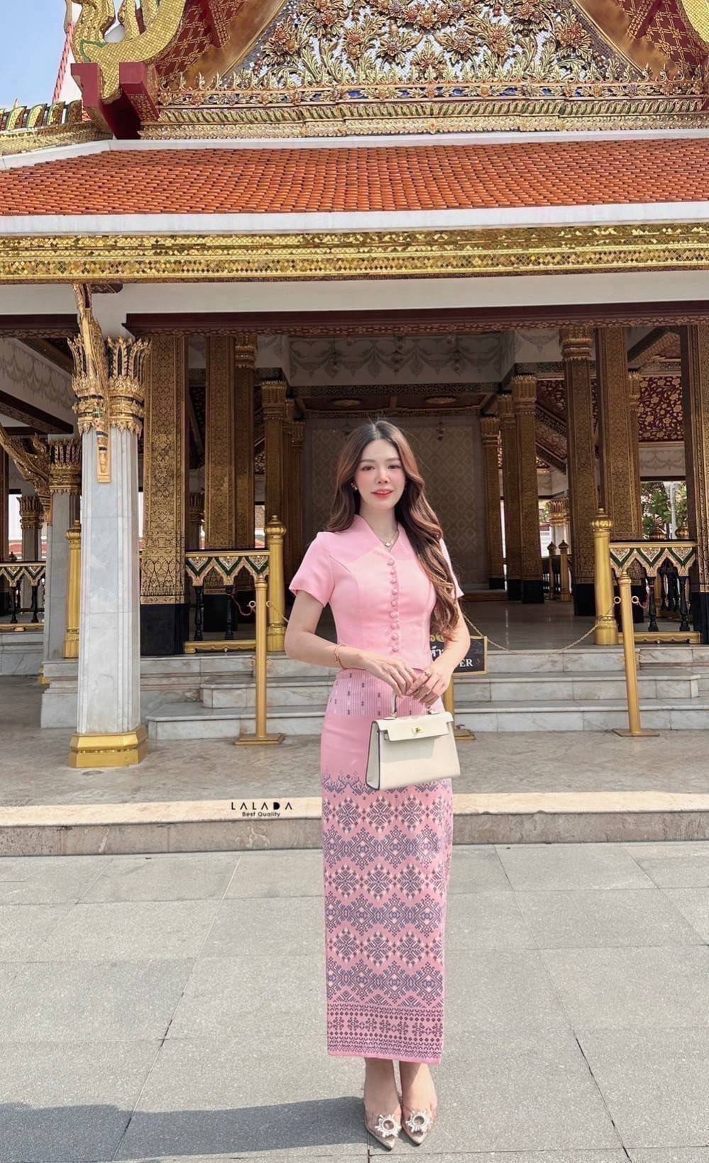 🌸LALADA (ลลดา)🌸 พร้อมส่ง 5ไซส์ค่ะ #งามอย่างไทย #ชุดไทย •Detail : set 2 ชิ้น ผ้าไทย ชุดไปทำบุญ ชุดไปงาน พร้อมส่งค่า เสื้อคอวีสีชมพูกระดุมหน้า ช่วงอกเสริมฟองน้ำแมทช์กับผ้าถุงสำเร็จ ผ้าพิมพ์ลายมีซิบหลัง สวมใส่สะดวก สวยหวานฉ่ำๆ งานบุญ งานบวชได