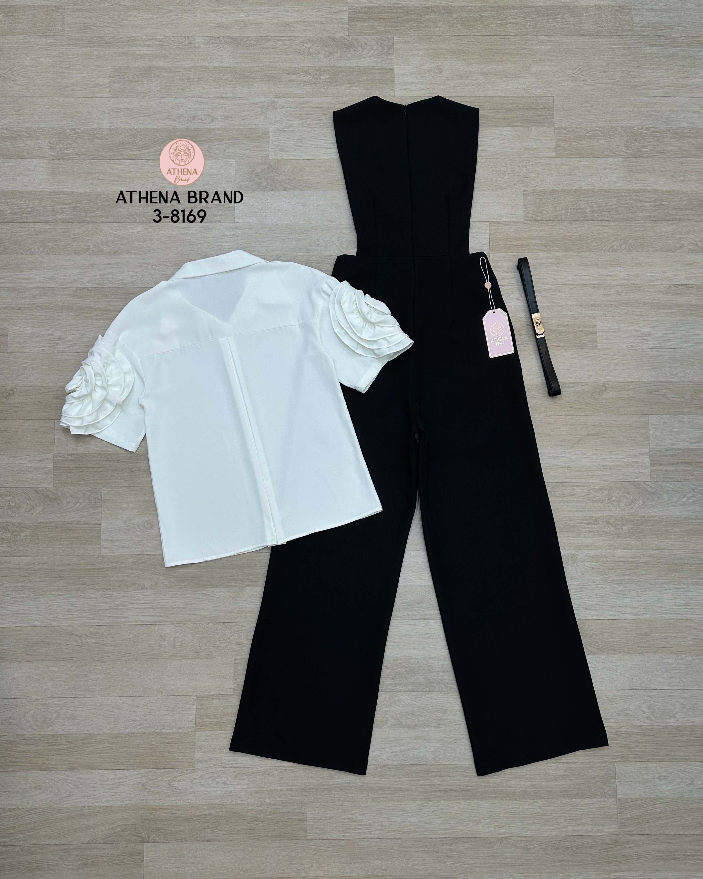 Tag 🔖 :Athena (อธีน่า) Brand Detail :: jumpsuit+เสื้อ+เข็มขัด จั๊มสูทขายาวดีไซน์ทรงเอี๊ยม มีกระเป๋าใช้งานได้จริงทั้ง2 ข้าง เนื้อผ้าดี๊ดีมีน้ำหนักและมีTexture งานมีซับใน สวมใส่แบบซิปด้านหลัง และมาคู่กับเสื้อเชิ้ตคอปกด้านหน้าแต่งกระดุมเรียงสามารถแกะ