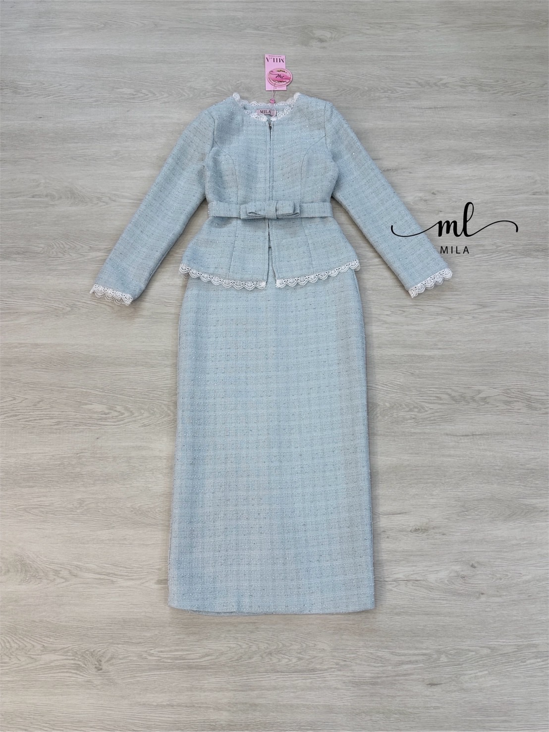 Set 2 ชิ้น เนื้อผ้าทวิตสีฟ้าผสมดิ้นเงิน ตัวเสื้อทรงพอดีตัวแขนยาวคอชิดแต่งระบายกุ๊นลูกไม้สีขาวเล็กๆที่ขอบชุด ตัวเสื้อเป็นซิปรูดด้านหน้า (อกเย็บเสริมฟองน้ำ และมีเสริมไหล่) มีสายขาดเอวเข็มขัดเป็นริบบิ้นโบว์มีกระดุมแป๊กติดด้านหลังเด่นสวย มาพร้อมกับกระโปรงยาวท