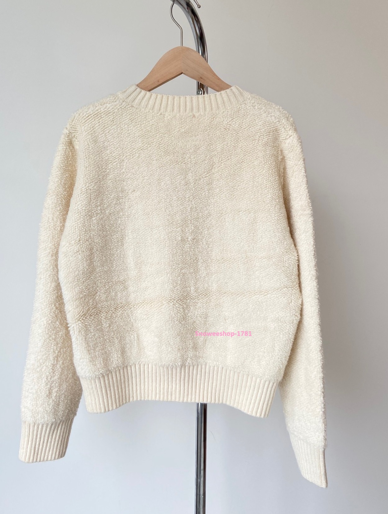 เสื้อไหมพรมคาร์ดิแกนงานเหมือนแบรนด์ดัง ผ้าทอหนาเกรดพรีเมี่ยมสีเบจ ใส่เป็นเสื้อคลุมสวมทับหรือใส่แบบตัวเดียวก็สวย ผ้านิ่มใส่สบายกันหนาวได้ ใส่ไปต่างประเทศหรือใส่ทำงานก็ดูดี