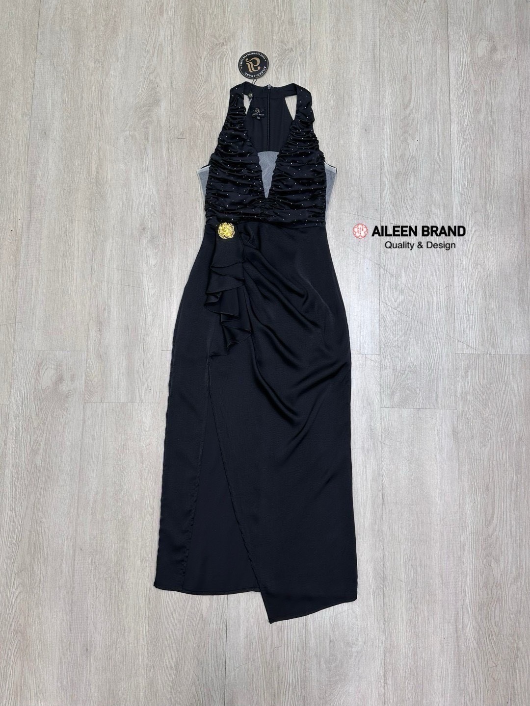 เดรสยาวสีดำแขนกุด ดีไซน์เว้าด้านหน้าด้านข้างลึกเนื้อผ้ามีกลิตเตอร์เย็บย่นทั้งตัว ด้านในมีซับเกาะอกสีเทา ( ไม่เสริมฟองน้ำ ซิปหลังอย่างดี ) ตัวกระโปรงยาวทรงพริ้วผ่าหน้าสูงปรี๊ด จับจีบย่นข้างคลายๆแต่งผ้าไล่เป็นเลเยอร์มีอะไหล่ทองติด เนื้อผ้าดี ใส่ออกงานสวยเริ