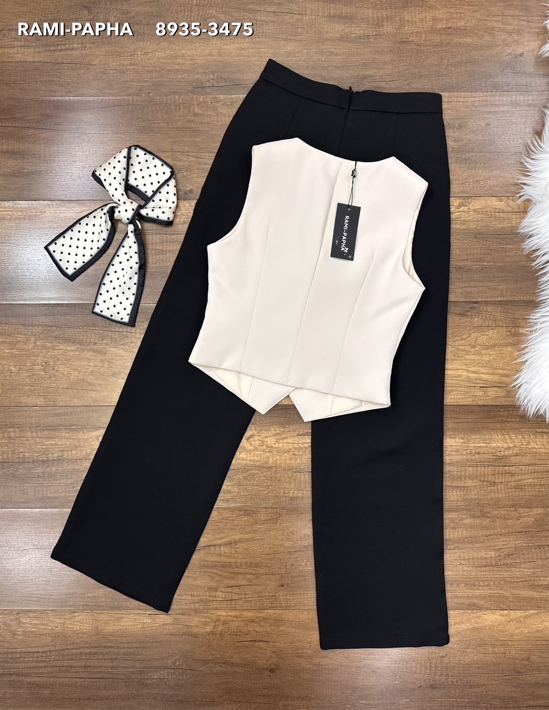 Label :: RAMI-PAPHA(รมิปภา) เสื้อโทนสีสวยแบบฉบับผู้ดี มีกระเป๋าใช้งานได้จริง(ตัดด้ายออกเพื่อใช้งาน) กระดุมหน้าใช้งานได้จริง ซับในอย่างดีทั้งตัว **เนื้อผ้าหนานิ่มฟู สวมใส่สบาย ++ผ้าผูกลายจุด Polka dot สามารถแมตช์ใช้ได้หลายสไตล์ จะผูกสวยๆที่คอ ผูกผม ผูกข้อม