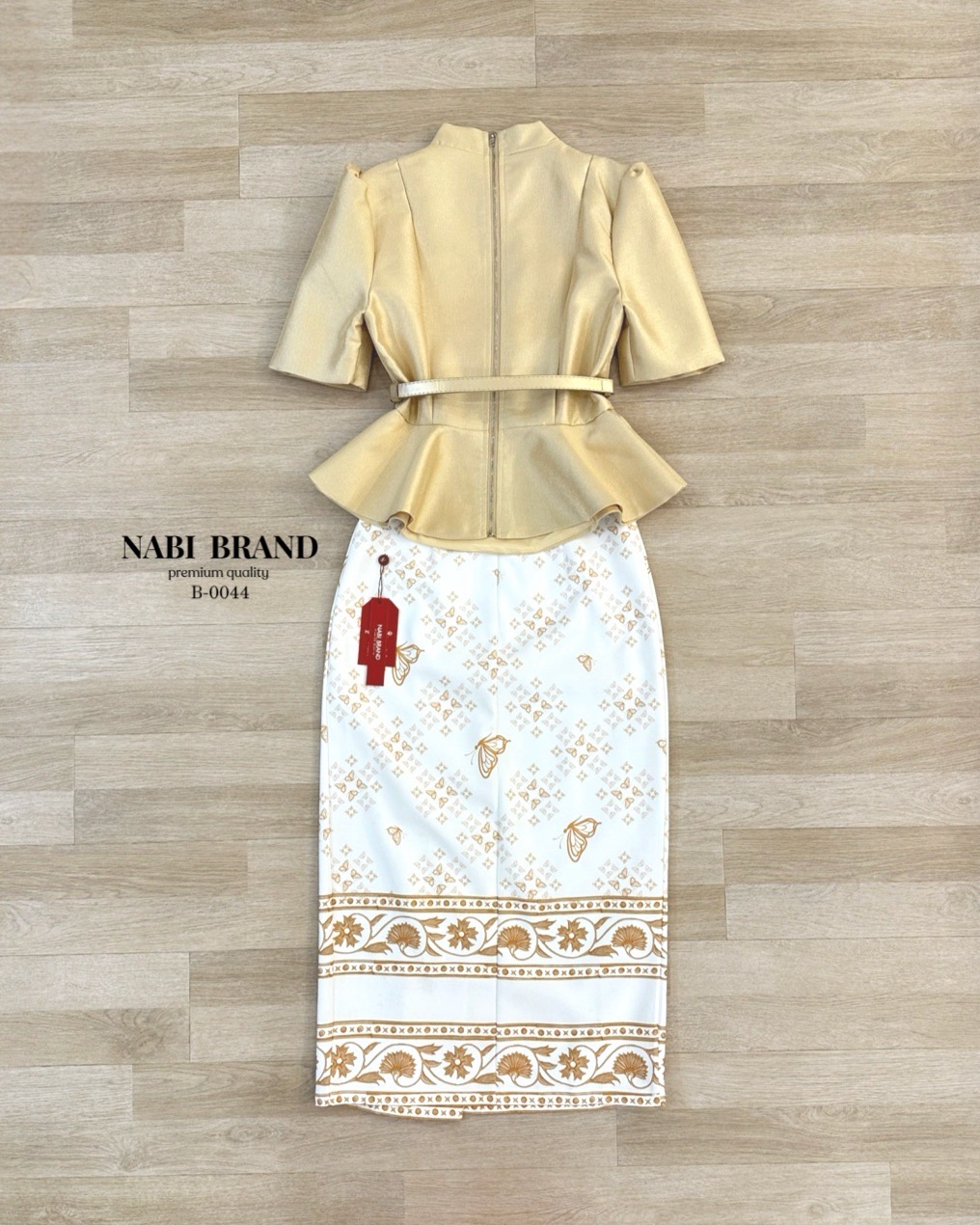 ชุดเซ็ตเสื้อแขนสั้น คอจีน ดีไซน์แต่งกระดุมด้านหน้า งานซิปหลัง ผ้าเงาสวยหรูอยู่ทรง มีฟองน้ำ ซับใน มาคู่กับกระโปรงพิมพ์ลายผีเสื้อ ผ้านุ่มงานอัดกาว ทำให้อยู่ทรง มีซับในอย่างดีงานซิปหลัง สวมใส่ง่าย ใส่แมทช์กับเสื้อและเข็ม คือสวย ดูสง่าผู้ดี สามารถใส่ออกงาน ใส