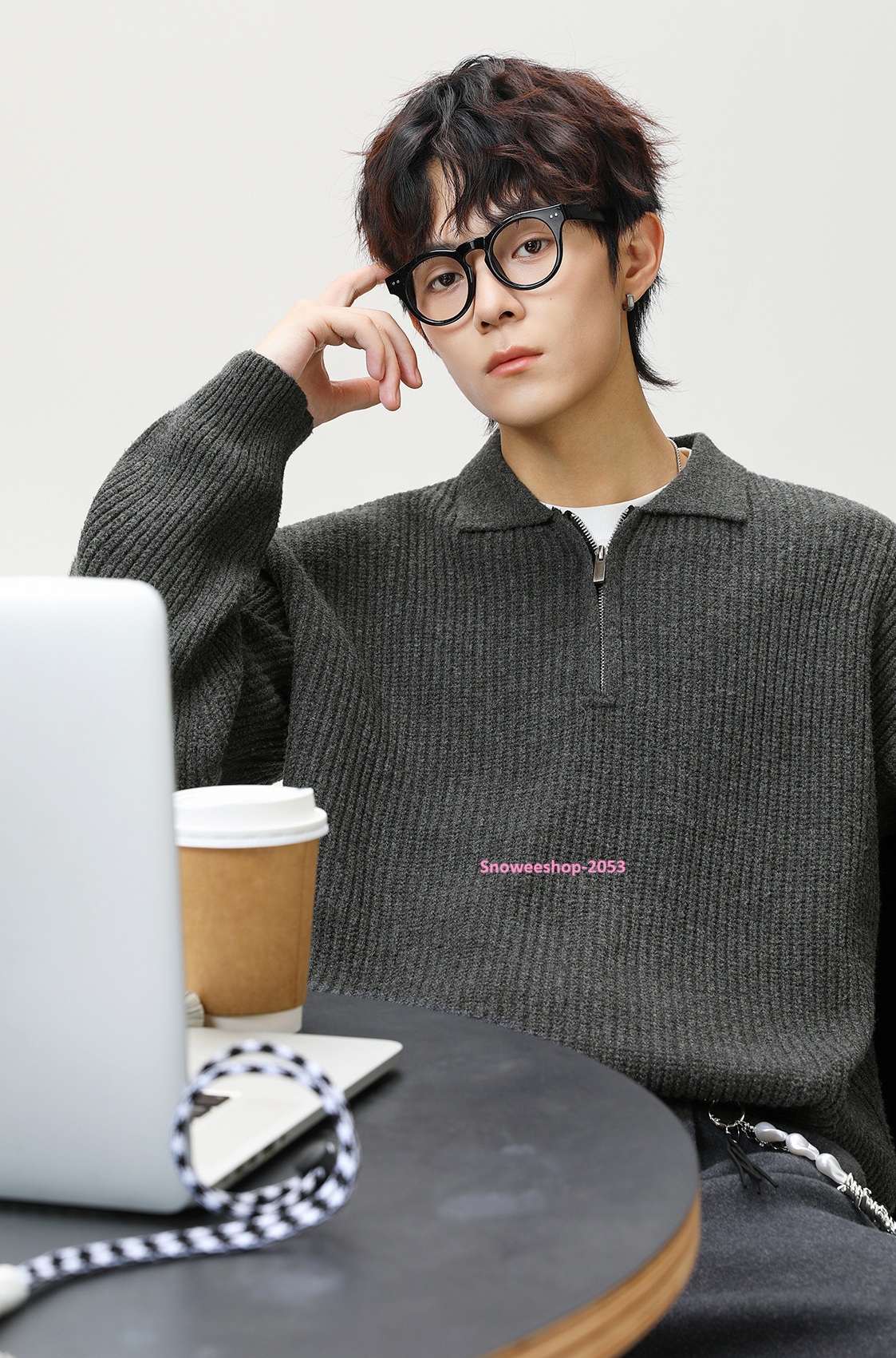 อากาศเย็นๆ ต้องมีตัวนี้ติดตู้ อากาศเย็นๆ ต้องมีตัวนี้ติดตู้ โอเวอร์ไซ ทรงหลวมใส่แล้วดูสบายๆ แต่เท่มาก ผ้าหนานุ่ม อุ่นกำลังดี มีให้เลือก 4 สี ใส่ได้ทุกโทน จะใส่เที่ยวเมืองหนาว หรือเดินเล่นในเมืองก็สไตล์จัดเต็ม