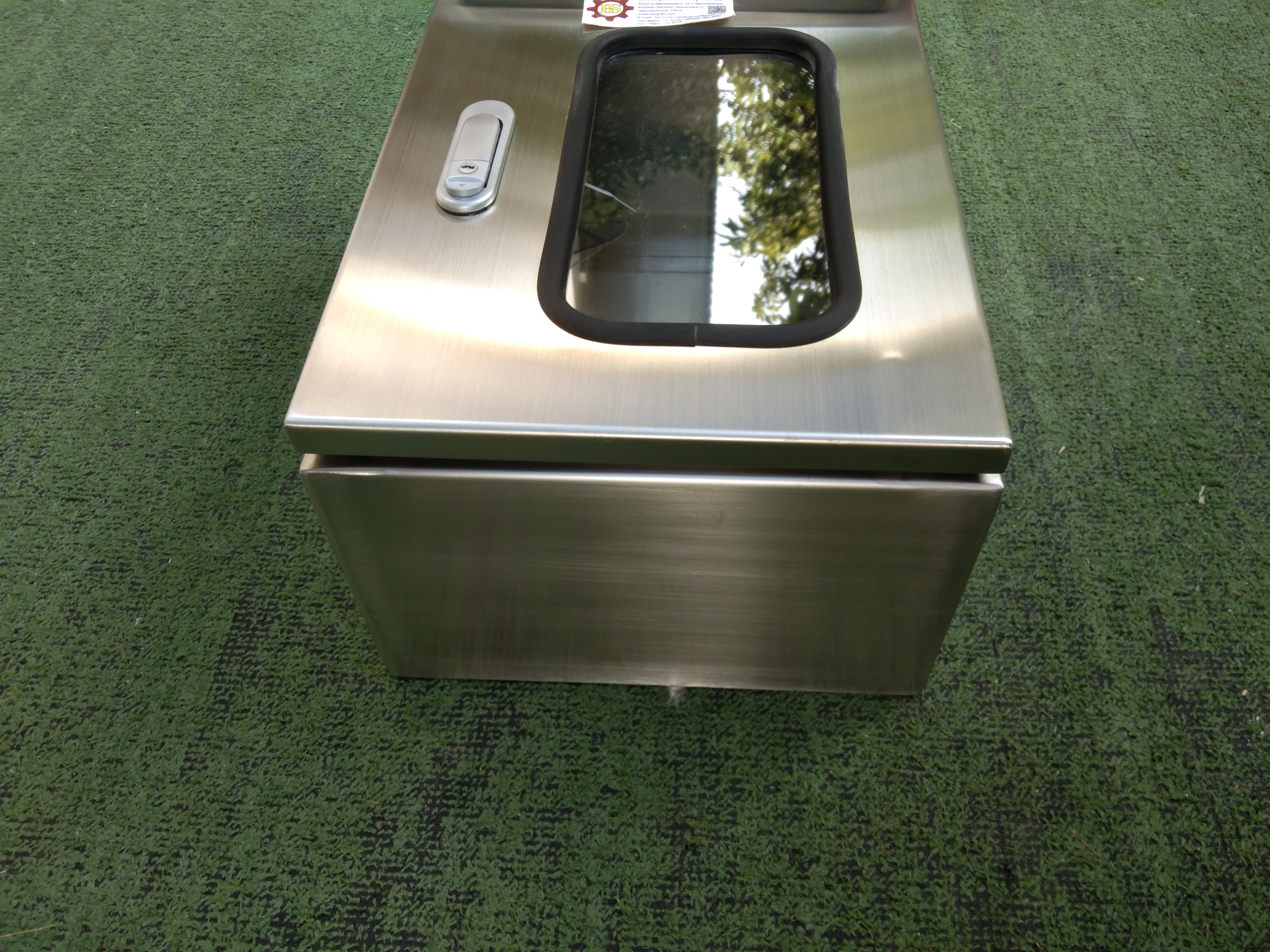 ตู้สแตนเลสกันน้ำ ฝา 2 ชั้น มีอคิลิค มีหลังคา W280xH350xD200mm.