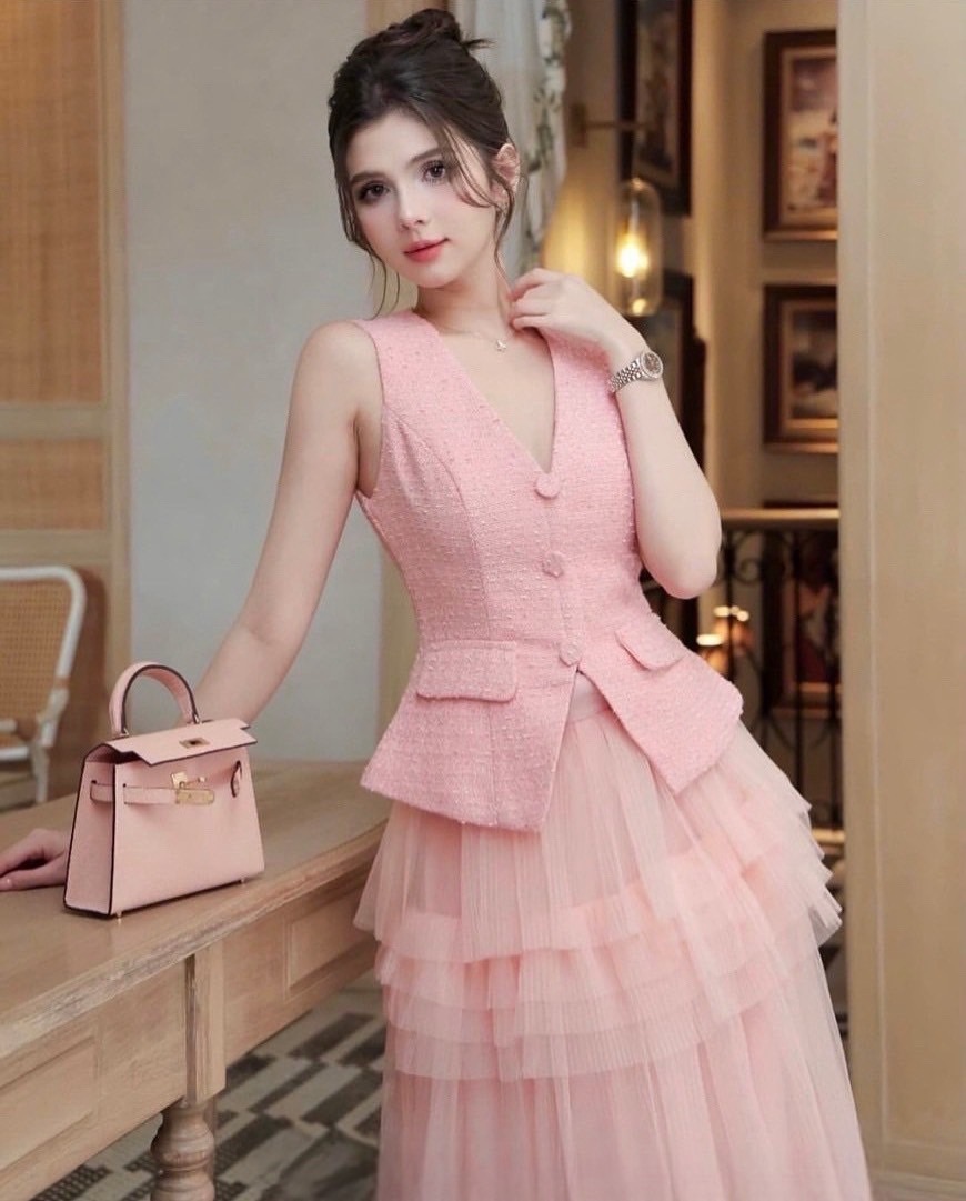 เซ็ตเสื้ตผ้าทวิตแขนกุดสีชมพูมาคู่กับกระโปรงเอวสูงสีชมพูชั้นฟูพร้อมใส่แล้วโลกสดใสมากๆค่ารุ่นนี้ ใส่vacayถ่ายรูปกับแก๊งค์เพื่อนๆไม่มีผิดหวังเลยค่า ห้ามพลาดเลยน้าตัวนี้