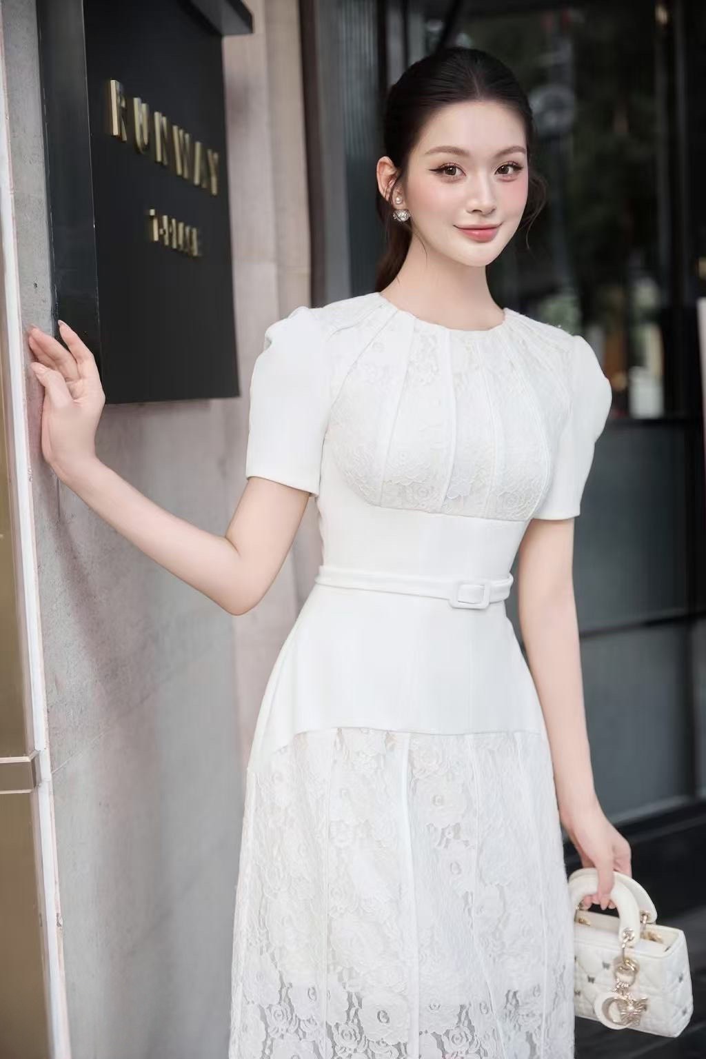 เดรสสีขาวตัวยาวคอกลม แต่งลายเส้นนูนแซทงานฉลุลูกไม้สีขาว มาพร้อมเข็มขัดเข้าเซ็ต ใส่เฟียสๆ แกรมๆ ได้ไม่ซ้ำใคร ต้องมีเลยค่า