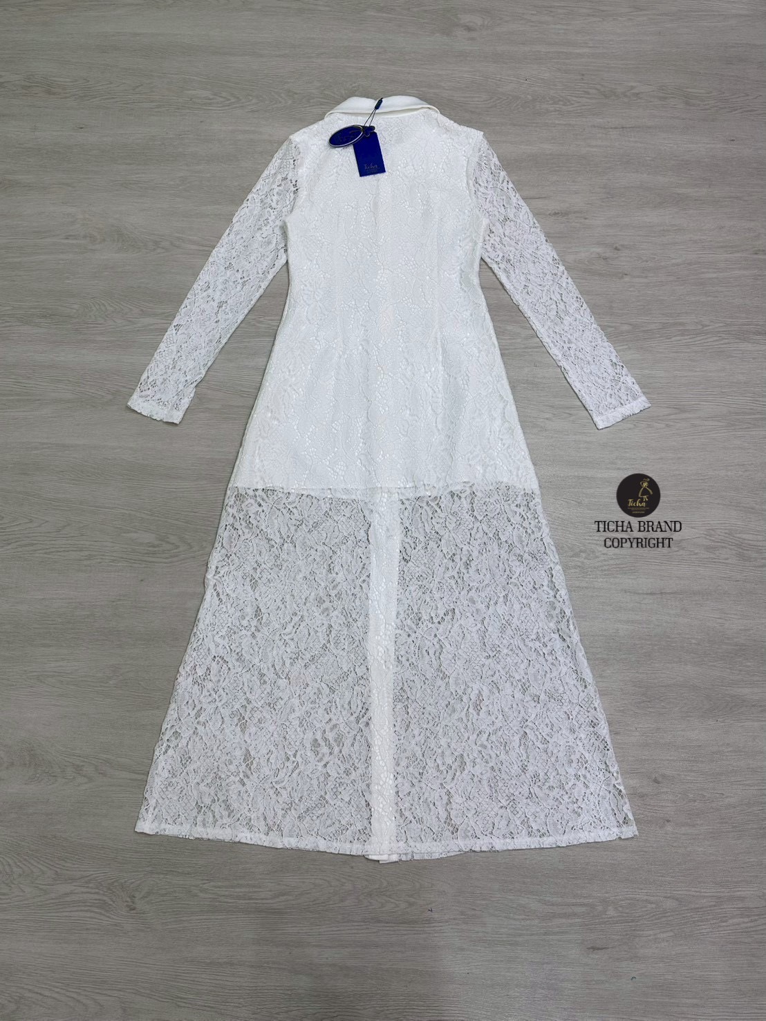 Maxi ลูกไม้สีขาว แขนยาว คอปก กระดุมหน้าแต่งเพชรเรียงยาว ดีเทลแต่งชับในชั้นกว่าด้านนอก แต่งผ่าหน้ายาว ปลายชายกระโปรงแต่งบานออกเล็กน้อย ใส่ออกมาทรงสวย ดูดี luxuryสุดๆ ห้ามพลาดคะ