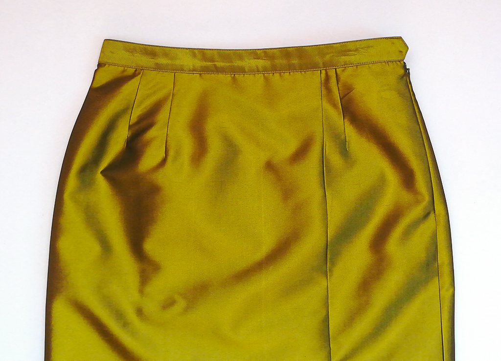 ผ้าถุงไหมสำเร็จรูป (สีเขียวปีกแมลงทับ) งานตัดเย็บประณีต อัดผ้ากาวตามสีของผ้าถุง เนื้องานดีเกรด A (รอบเอว 30 นิ้ว)