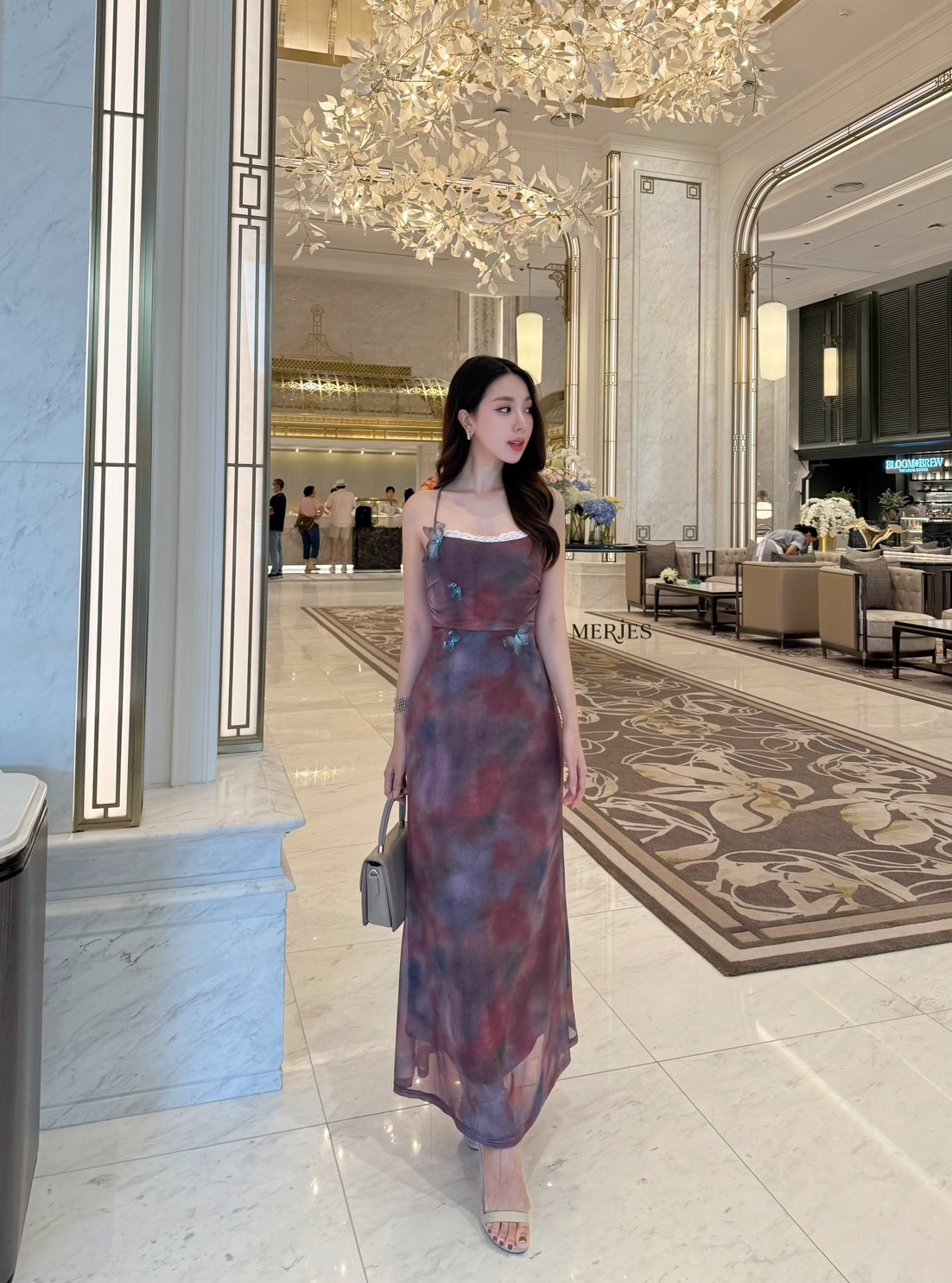 เดรสยาวสายเดี่ยวผ้านิ่มพิมพ์ลายสีโทนน้ำตาลแต่งผีเสื้อสีฟ้าน่ารักทรงเดรสเข้ารูปปลายบานทรงเรียบเก๋ผู้ดีน่ารักด้านหลังเป็นสายไขว้ปรับได้อกมรีฟองน้ำเสริมงานมีซับในใส่ออกมาแล้วทรงสวยมากๆคะเก็บไว้ใส่ไปเที่ยวทะเลหรือวิวธรรมชาติสวยมากๆคะ 𝐌𝐄ᵁ