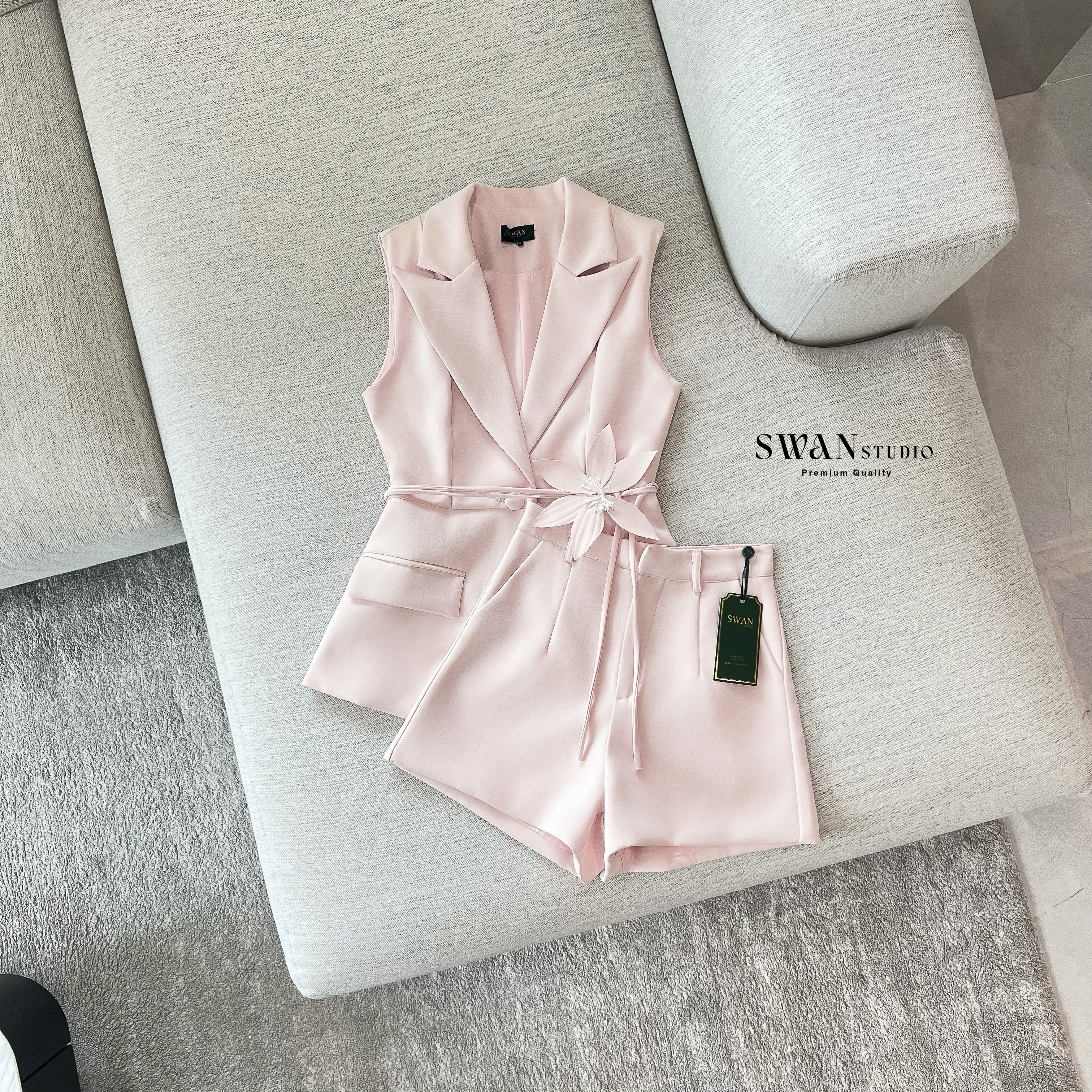 Detail : Set เสื้อทรงเบลเซอร์คอวีลึกให้ลุคเรียบหรูแต่แฝงความเซ็กซี่ ช่วงเอวแต่งสายตกแต่งด้วยดอกไม้เพิ่มความหรูหรามีระดับ ตัวเสื้อเข้ารูปช่วยขับสัดส่วนให้ดูเอวคอด ส่วนกางเกงขาสั้นทรงเนี้ยบช่วยยืดขาให้ดูเรียวยาว