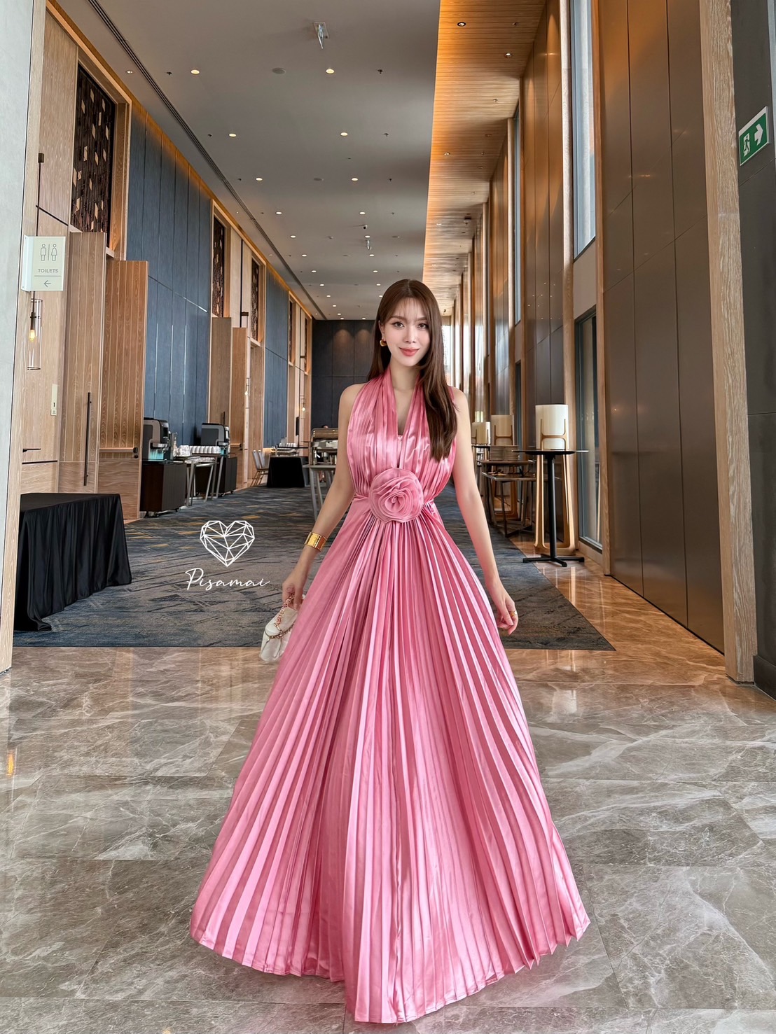 เดรสคล้องคอพลีตตัวยาวมาคู่ติดกับดอกไม้ใหญ่ทรงสวย หรู ดูแพง ใส่ไปงานแต่งแบบเฟียสๆ แกรมๆ ได้ไม่ซ้ำใคร#pisamaibrand #งานป้ายพิศมัย #งานตามหา #ชุดไปงาน #ชุดไปงานแต่ง #ชุดเพื่อนเจ้าสาว #ชุดเพื่อนเจ้าสาวราคาถูก