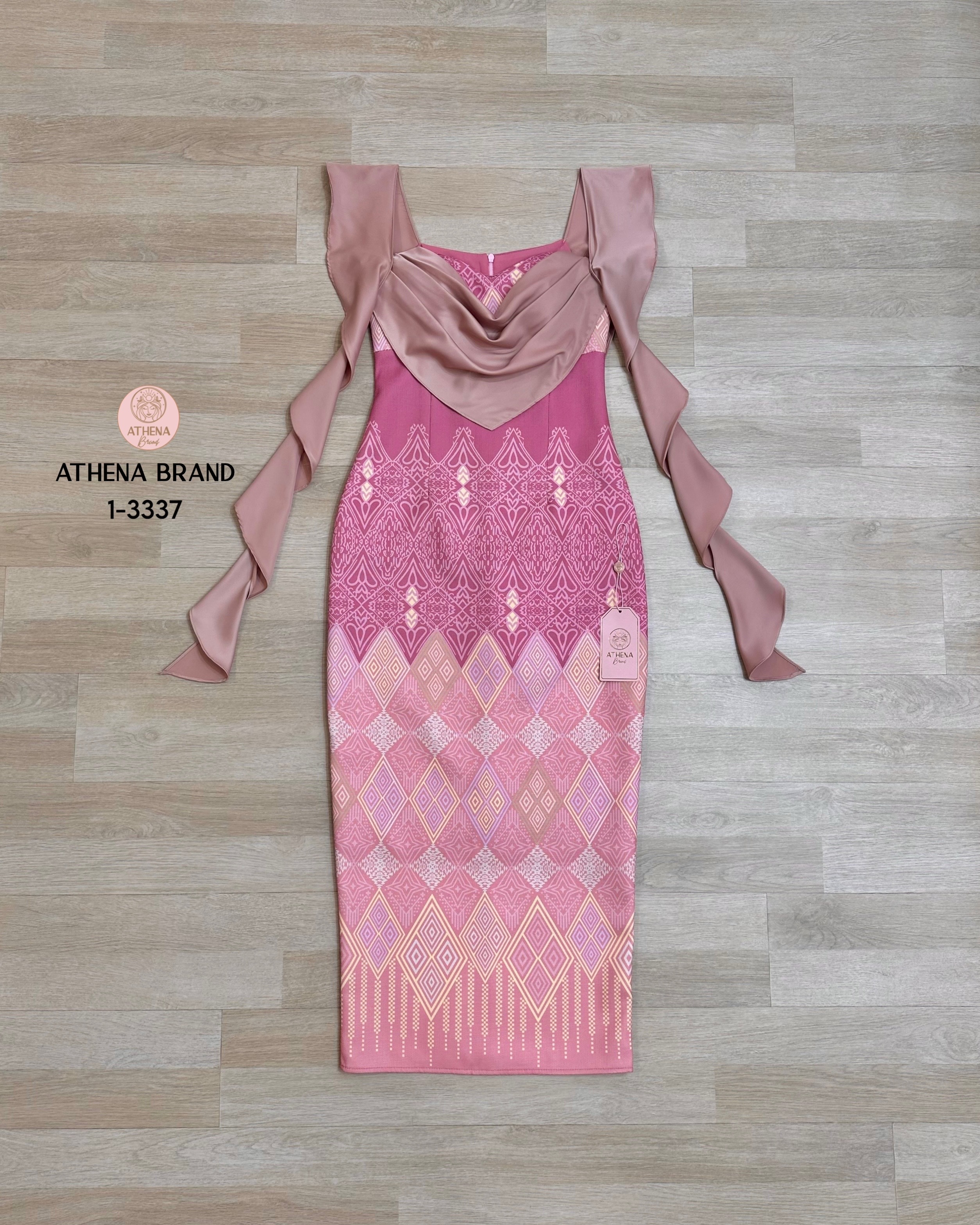Maxi Dress พิมพ์ลายดีไซน์ตัดต่อผ้าแต่งระบาย หน้าอกเสริมฟองน้ำจัดทรงสวย ชายกระโปรงด้านหลังผ่า เนื้อผ้าดี๊ดีมีTexture งานมีซับใน สวมใส่แบบซิปด้านหลัง สอดแทรกดีเทลความสวยหวานและความเรียบหรูได้ลงตัวเป๊ะ งดงามอย่างกุลสตรีไทยค่า