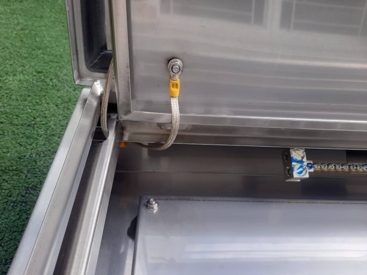 LOAD CENTER 100A ตู้สแตนเลส 304 มีหลังคาสโลป W450xH800xD152mm. (42ช่อง)