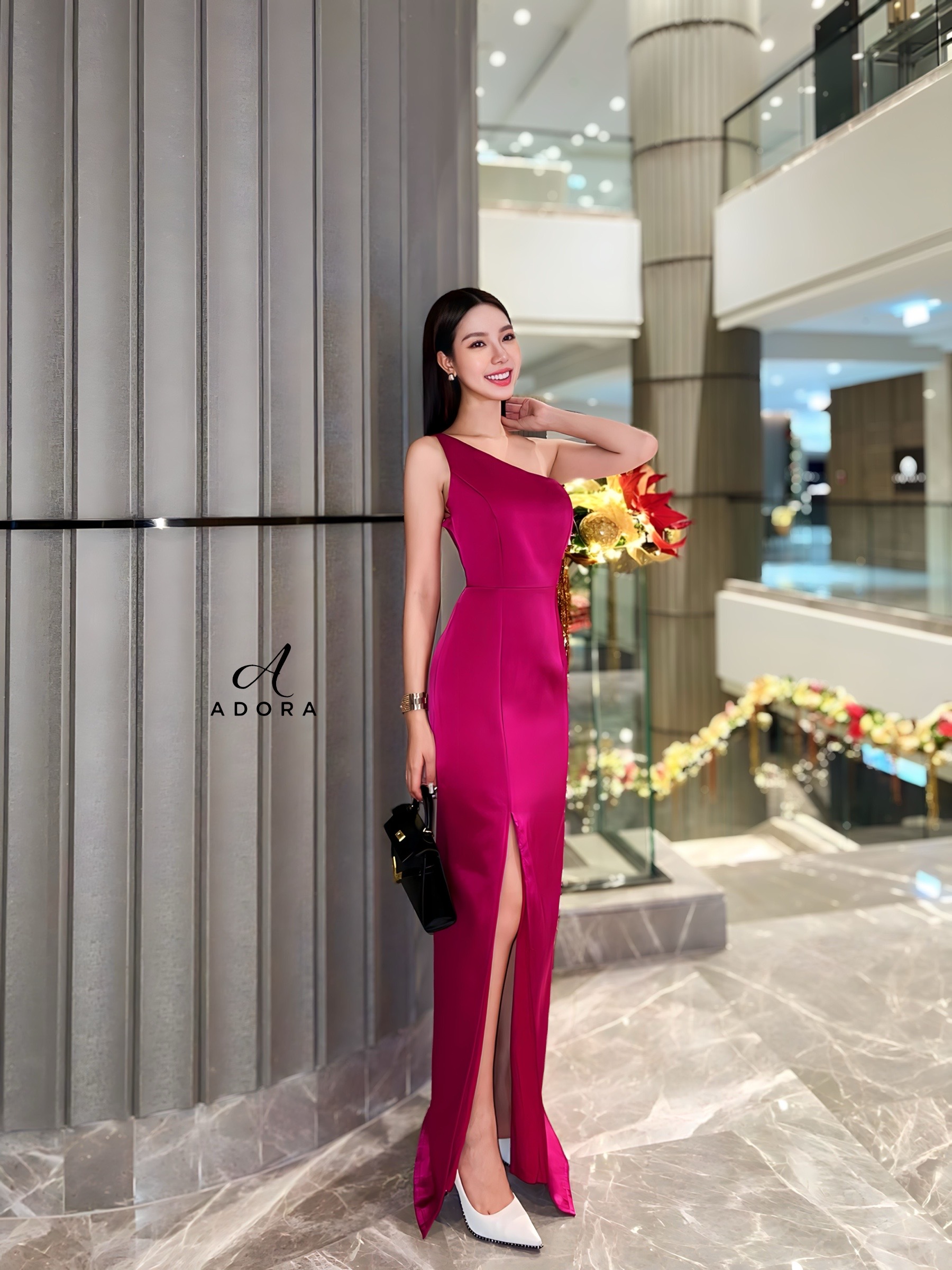 ลัคชูรี่ ในสไตล์สาวอโดร่า ไม่ว่าจะออกงานแต่งในช่วงนี้ หรือ ใส่ปาร์ตี้ดินเนอร์สุดหรูในโอกาสพิเศษ กับ เดรสดีไซน์ไหล่เฉียง ดีไซน์ทรงกระโปรงยาว ผ่าข้าง ตัวชุดใช้ผ้าพื้นมีความเงาในเนื้อผ้าเพื่อความดูหรูหราของตัวชุด งานมีซิปใน ซิปหลังแบบซ่อน เนื้อผ้าเกรดพรีเมี่