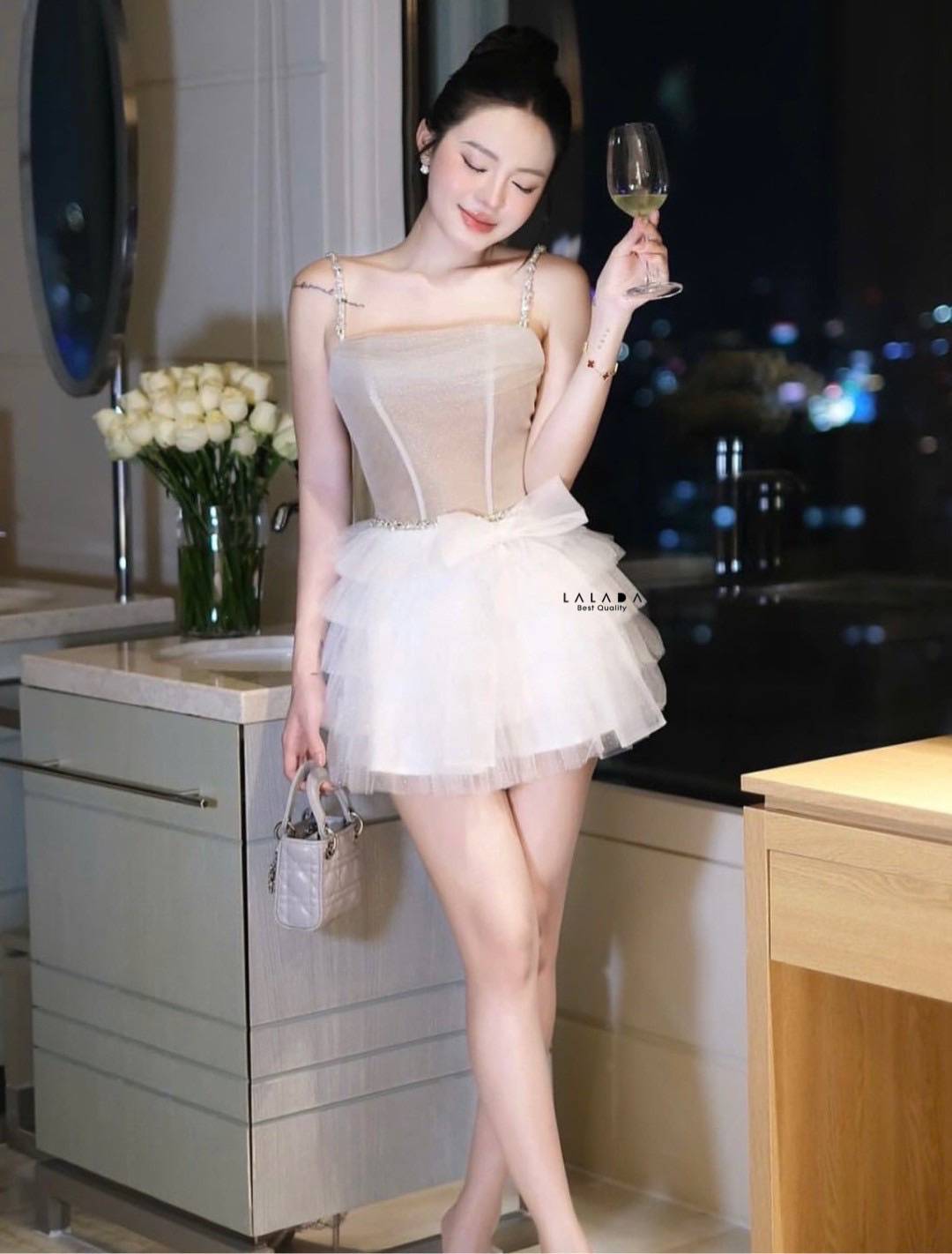 มินิเดรสสายเดี่ยว สายแต่งอะไหล่เพชร กระโปรงแต่งระบายหลายชั้น มีซับในแต่งโบว์ด้านหน้า เนื้อผ้ากริตเตอร์ สวยให้ลุคคุณหนู ไปงานปาร์ตี้ งานวันเกิด ได้หมดค่ะ