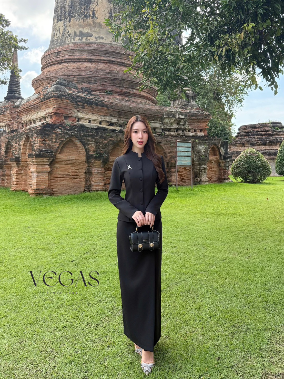 ชุดไทยจิตรดา คอจีน พร้อมเข็มกลัดโบ