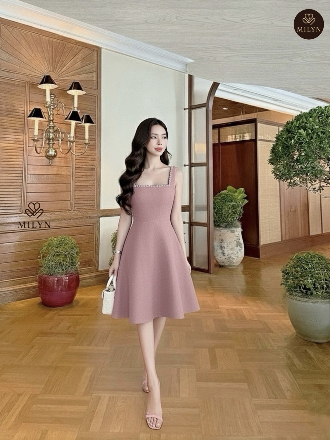 เดรสสีชมพูตัวเดรสแขนกุดแต่งอะไหล่เพชรขอบชุดช่วงอกเชื่อมไปด้านหลัง ( เดรสเสริมฟองน้ำและซิปหลังซ่อนอย่างดี ) และมีอะไหล่โบว์ใหญ่ริบบิ้นยาวให้อีกชิ้นมีกเข็มกลัดสามารถติดตรงด้านหลังได้ หรือถอดออกได้ ตัวกระโปรงทรงพลิ้วสวย เนื้อผ้าหนามีเทคเจอร์และมีซับในทั้งตัว