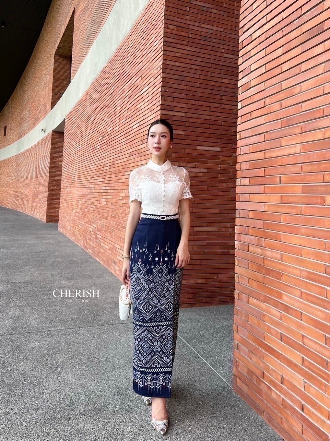 เซ็ทชุดไทย ชุดงานบุญ 3 ชิ้น เสื้อลูกไม้แต่งกระดุมมีซับในอย่างดี ใส่คู่ผ้าถุงสำเร็จเนื้อผ้าใส่สบาย จัดเข็มขัดมุกมาให้ครบเซ็ท สาวๆสายบุญ หรือจะใส่เป็นธีมชุดเพื่อนเจ้าสาวก็เหมาะ ใส่ได้ทุกเทศกาล ไม่ว่าจะออกงานไหน ก็สวยยืนหนึ่งค่ะ🩷