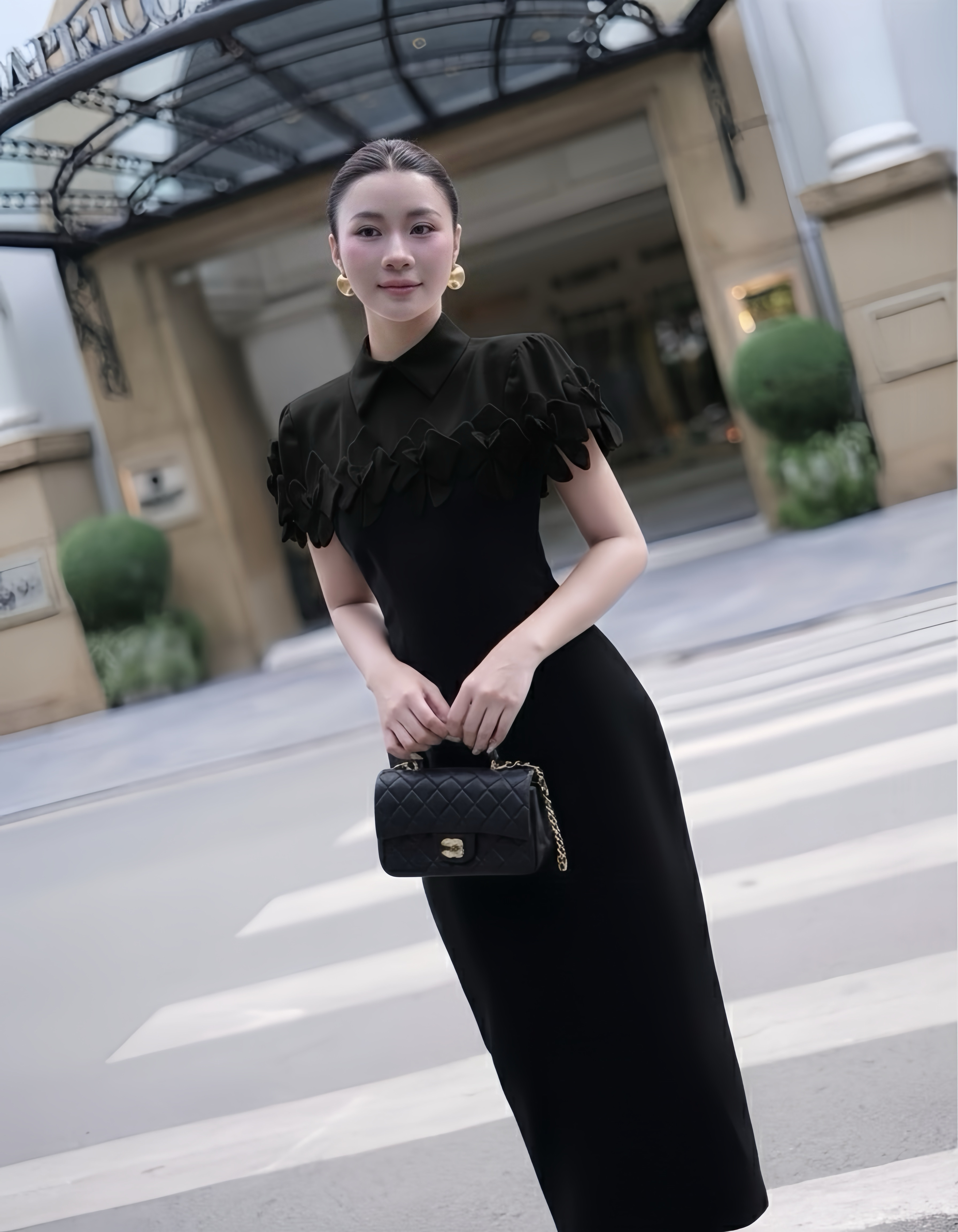 Set 2 ชิ้นสุดหรู เสื้อคลุม+เดรส เสื้อคลุมสีดำดีเทลกลีบดอกไม้เรียงซ้อน เพิ่มมิติและความหวานอย่างมีระดับ แมตช์กับเดรสดำเข้ารูปทรงเรียบหรู เผยลุคผู้หญิงมีคลาส ดูแพงและสง่างามทุกองศา