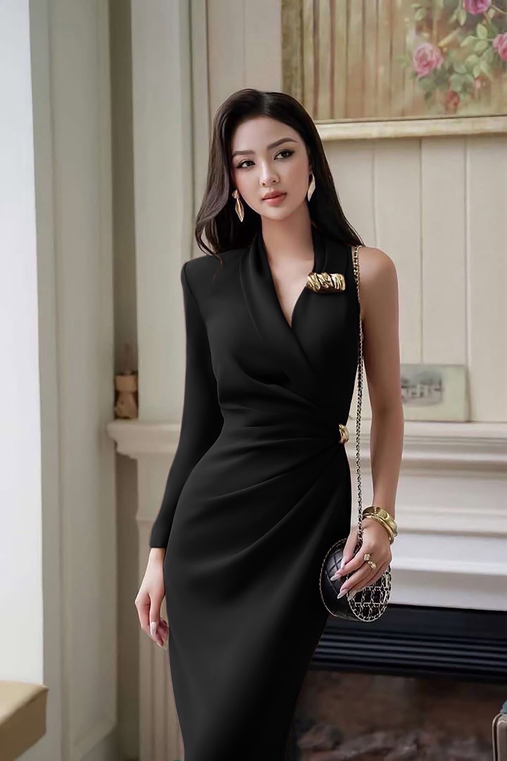 เดรสตัวยาวแต่งแขนยาวข้างนึง มาในโทนดำแต่งอะไหล่ทอง สวย หรู ดูแพง ใส่vacayถ่ายรูปกับแก๊งค์เพื่อนๆไม่มีผิดหวังเลยค่า