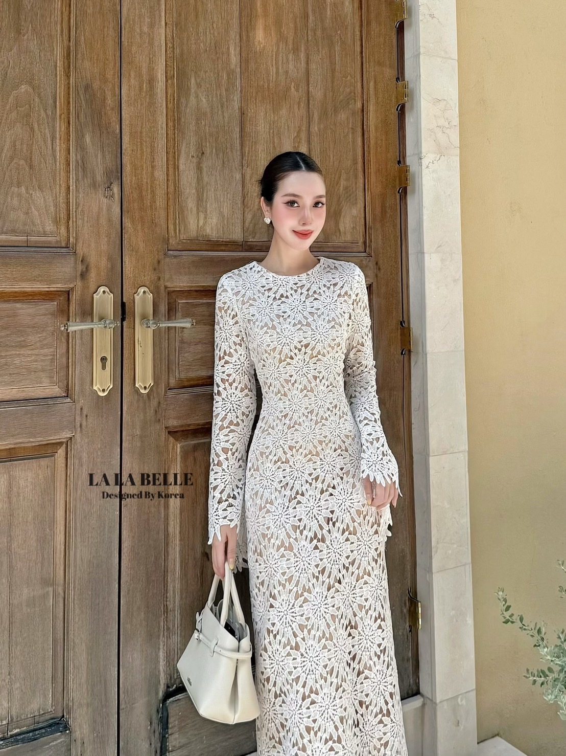 เดรสลูกไม้คอกลมแขนยาวซีทูปลายแขนระบายอกเอวเข้ารูปกระโปรงทรงเอยาวมีซับในสีเนื้อถึงปลายกระโปรงตัดเย็บด้วยผ้าลูกไม้ลายดอกไม้แน่นแน่นเนื้อผ้าดีมีน้ำหนักลูกไม้ทอแน่นๆทรงสวยใส่แล้วดูผอมเพรียว