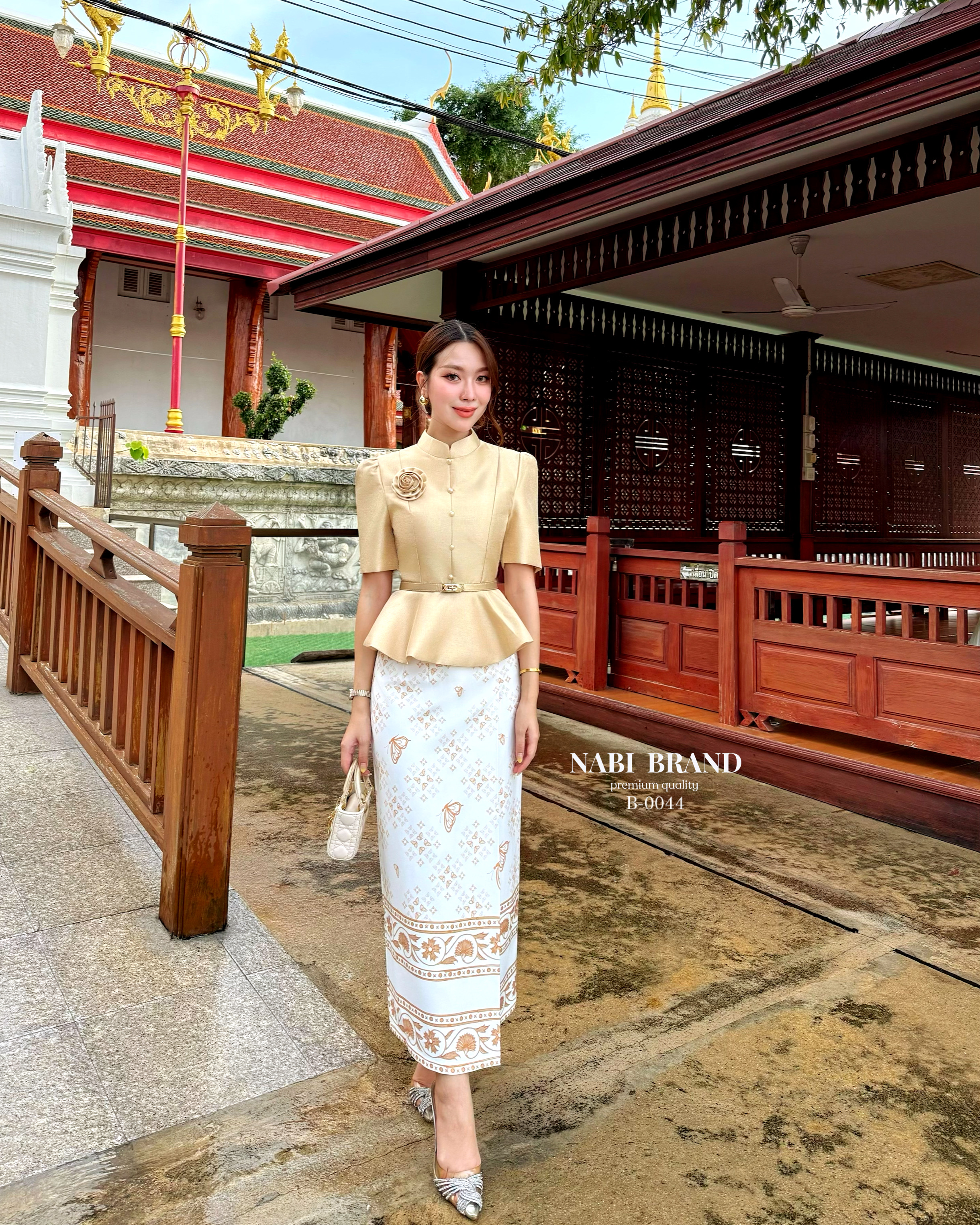 ชุดเซ็ตเสื้อแขนสั้น คอจีน ดีไซน์แต่งกระดุมด้านหน้า งานซิปหลัง ผ้าเงาสวยหรูอยู่ทรง มีฟองน้ำ ซับใน มาคู่กับกระโปรงพิมพ์ลายผีเสื้อ ผ้านุ่มงานอัดกาว ทำให้อยู่ทรง มีซับในอย่างดีงานซิปหลัง สวมใส่ง่าย ใส่แมทช์กับเสื้อและเข็ม คือสวย ดูสง่าผู้ดี สามารถใส่ออกงาน ใส