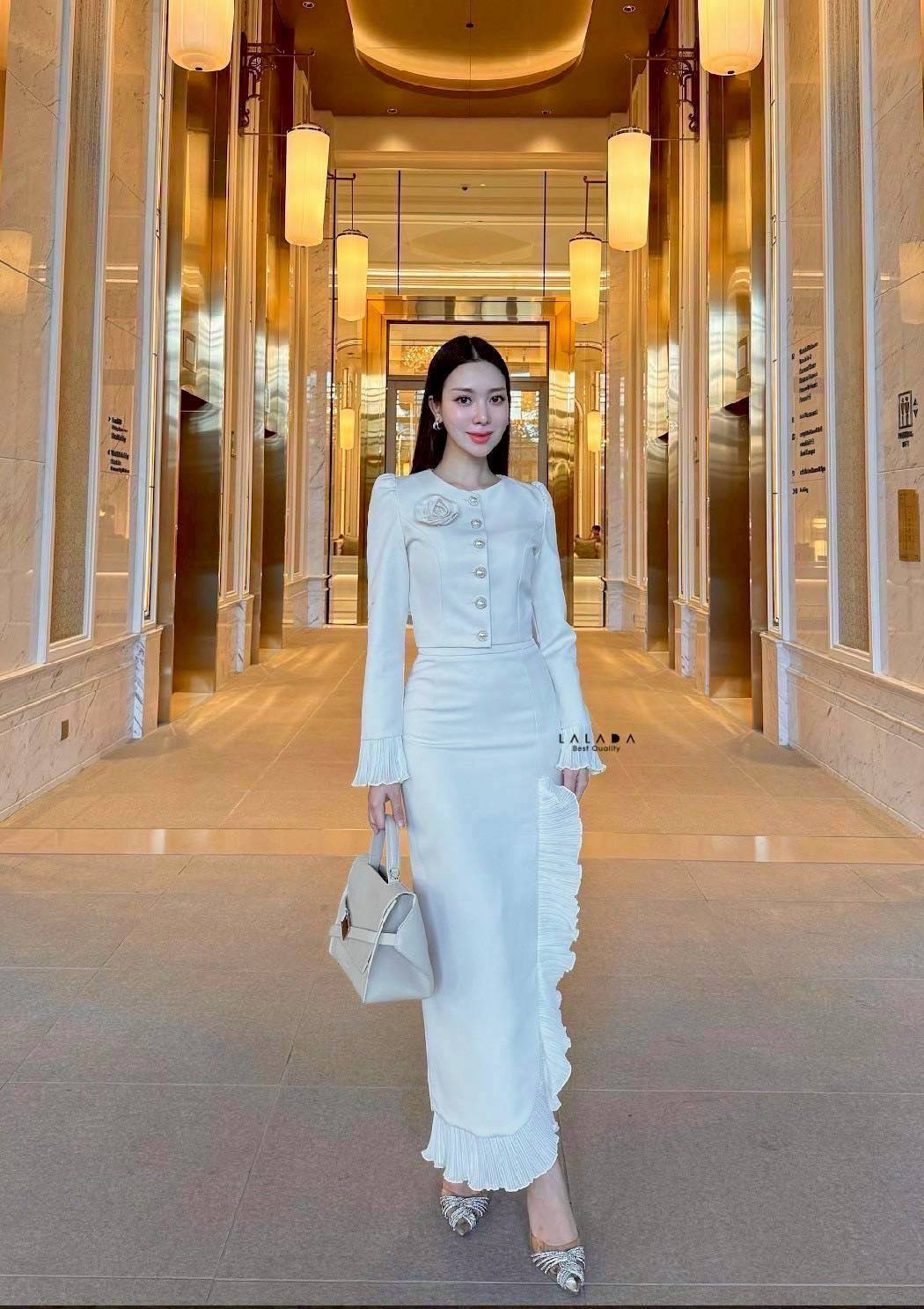 set 2 ชิ้นเสื้อสีขาวแขนยาวกระดุมหน้ากระดุมหน้า ปลายแขนแต่งระบาย ตัดเย็บอย่างดีมีซับใน + เข็ดกลัดดอกไม้ + กระโปรงยาวเนื้อผ้าเดียวกันแต่งระบายด้านหน้า สวยลัคชู ใส่ไปไหนก็รอดค่ะ